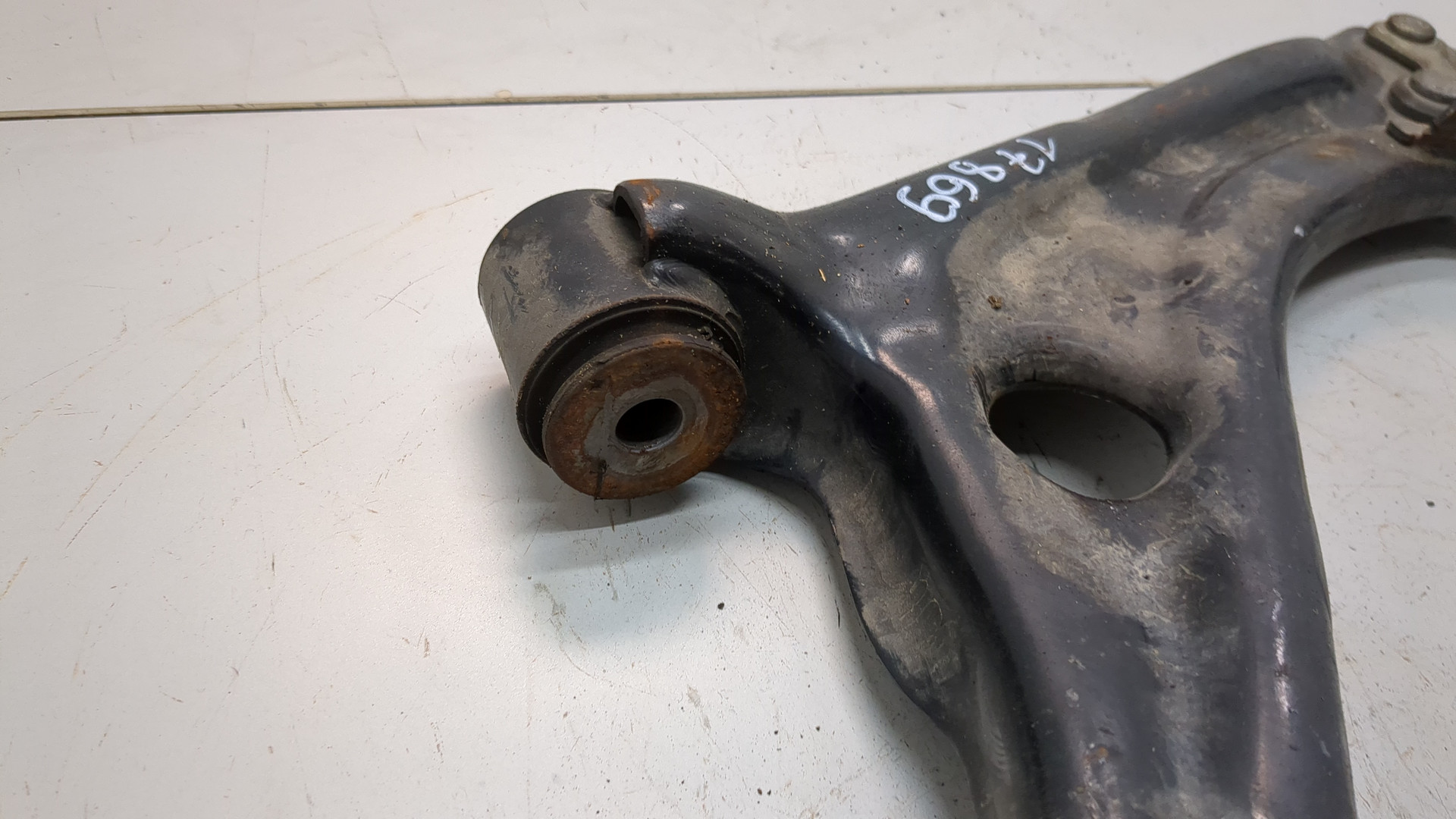 Рычаг передний правый