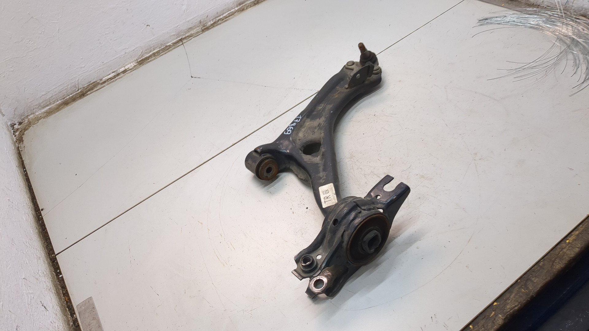 Рычаг передний правый