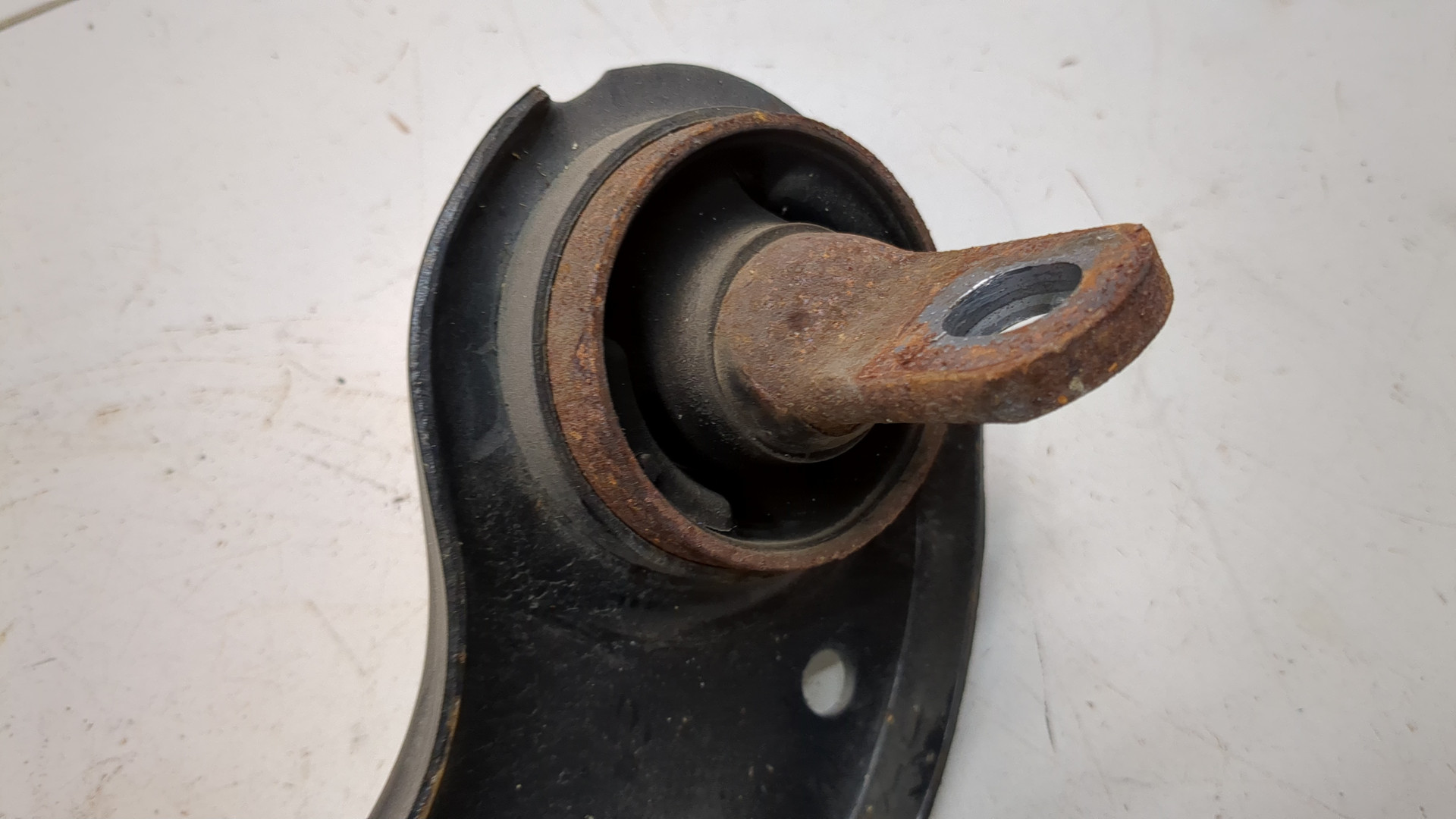 Рычаг задний левый