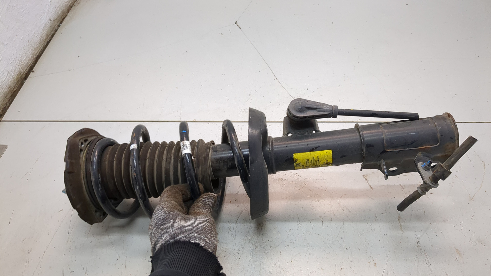 Амортизатор передний правый