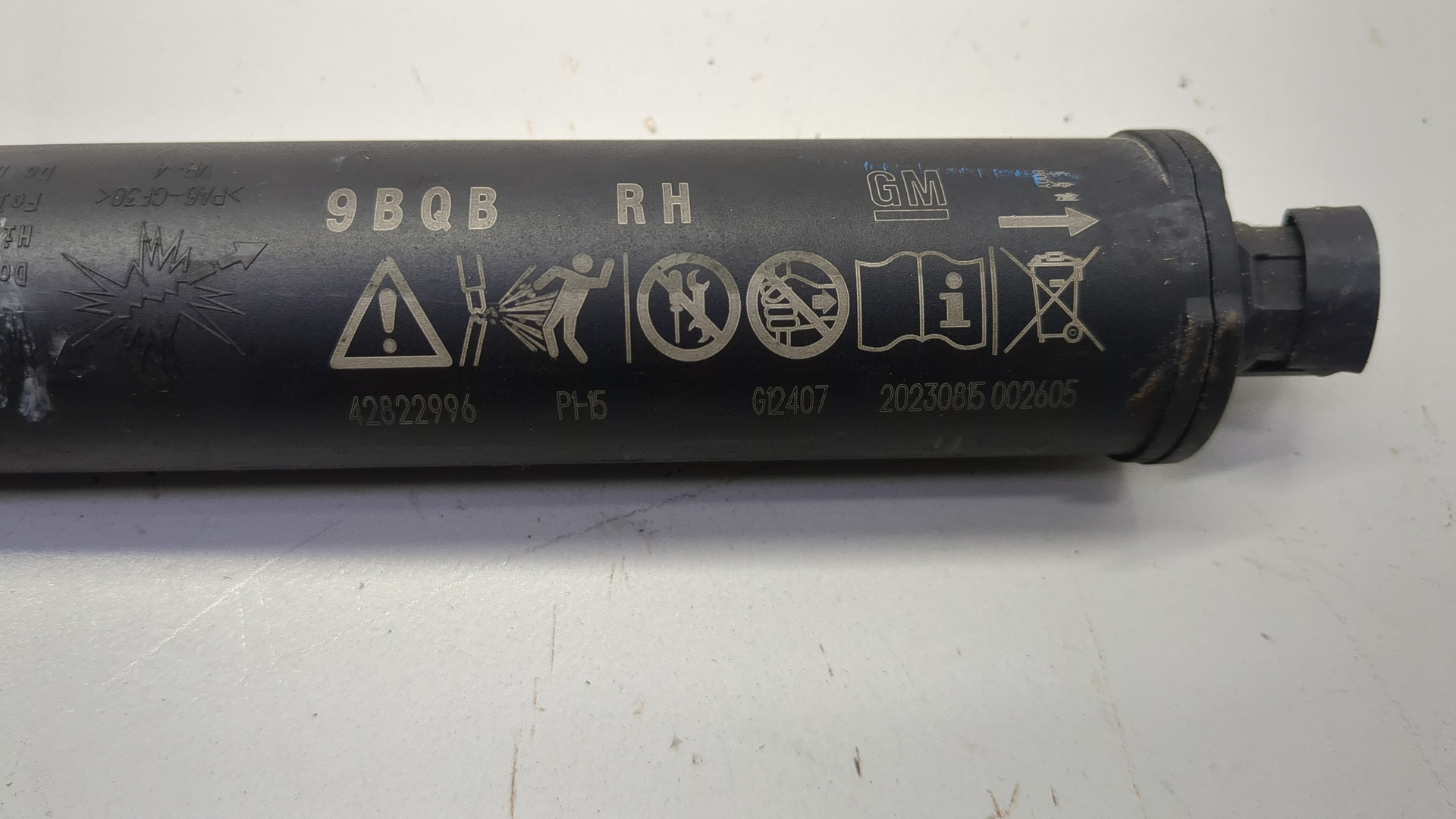 Амортизатор крышки багажника