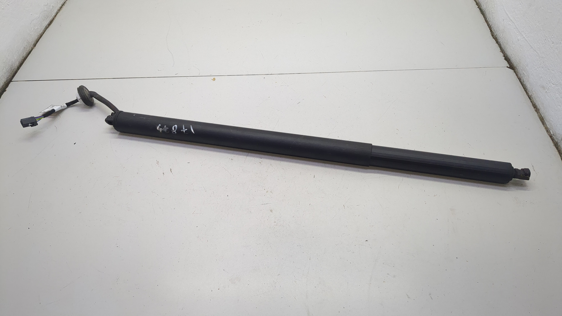 Амортизатор крышки багажника