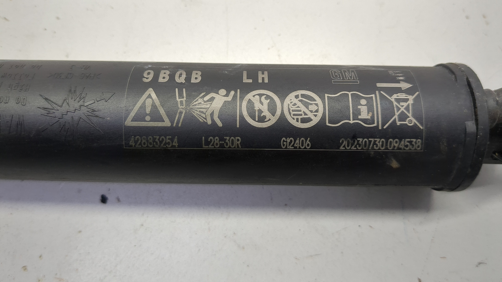 Амортизатор крышки багажника