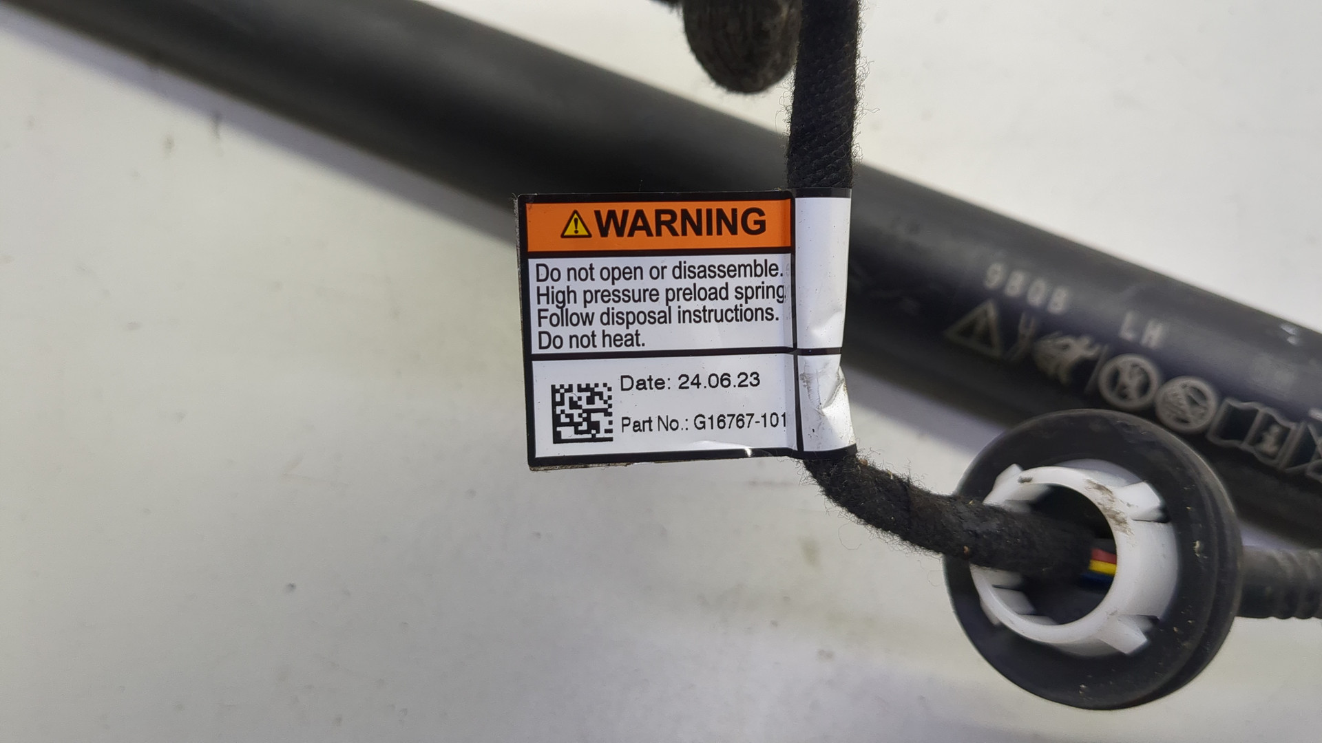 Амортизатор крышки багажника