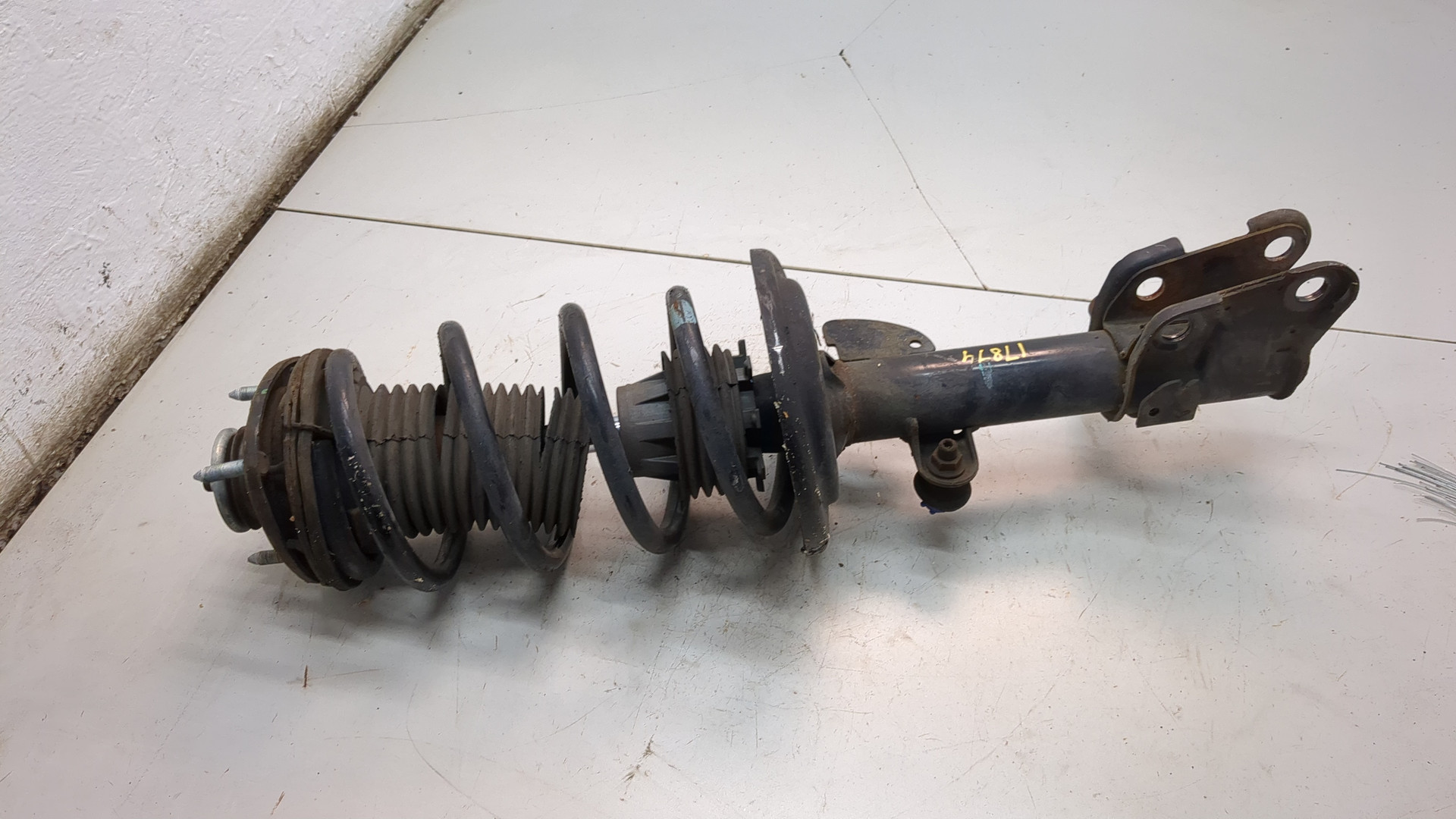 Амортизатор передний правый