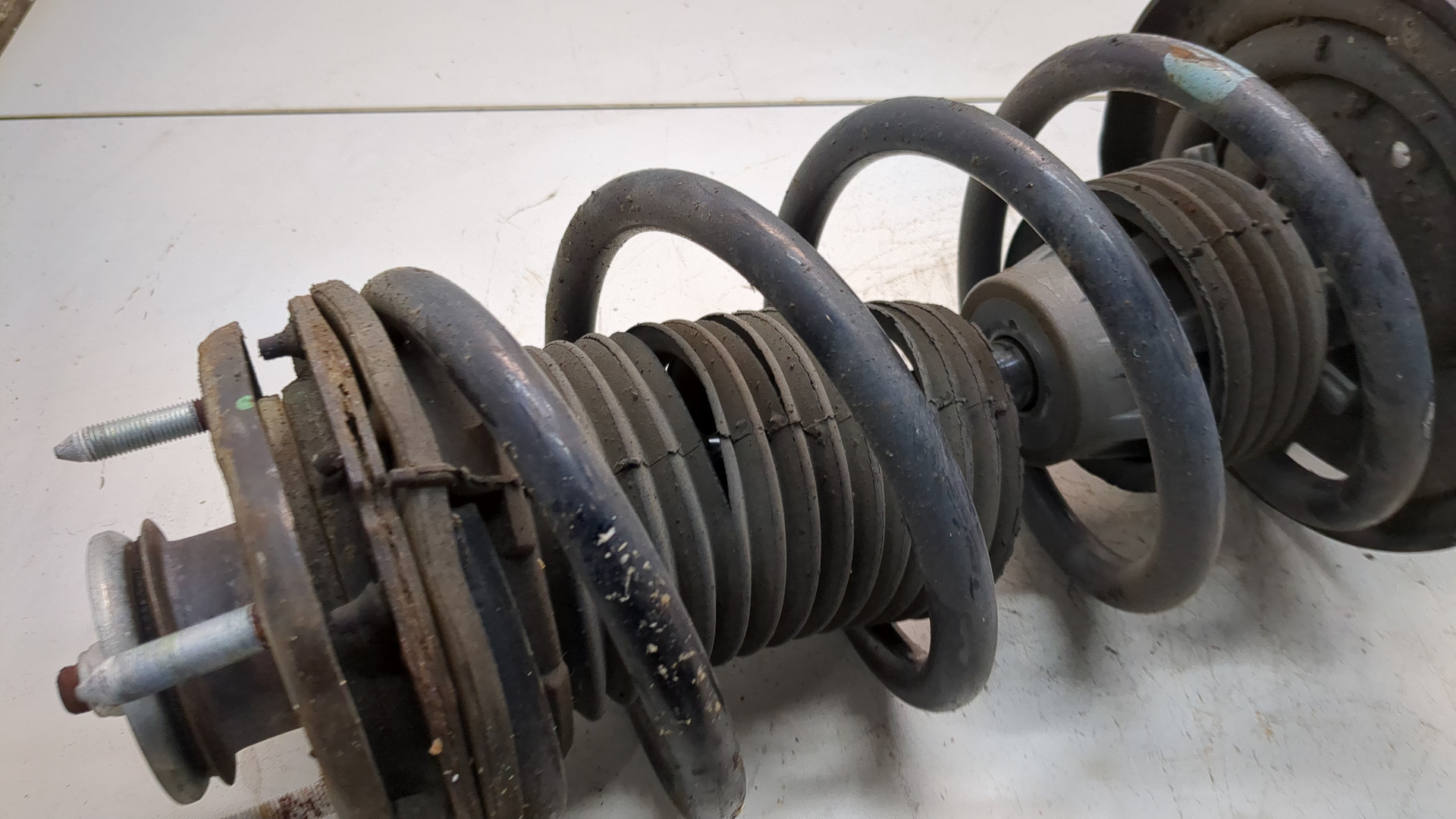 Амортизатор передний правый