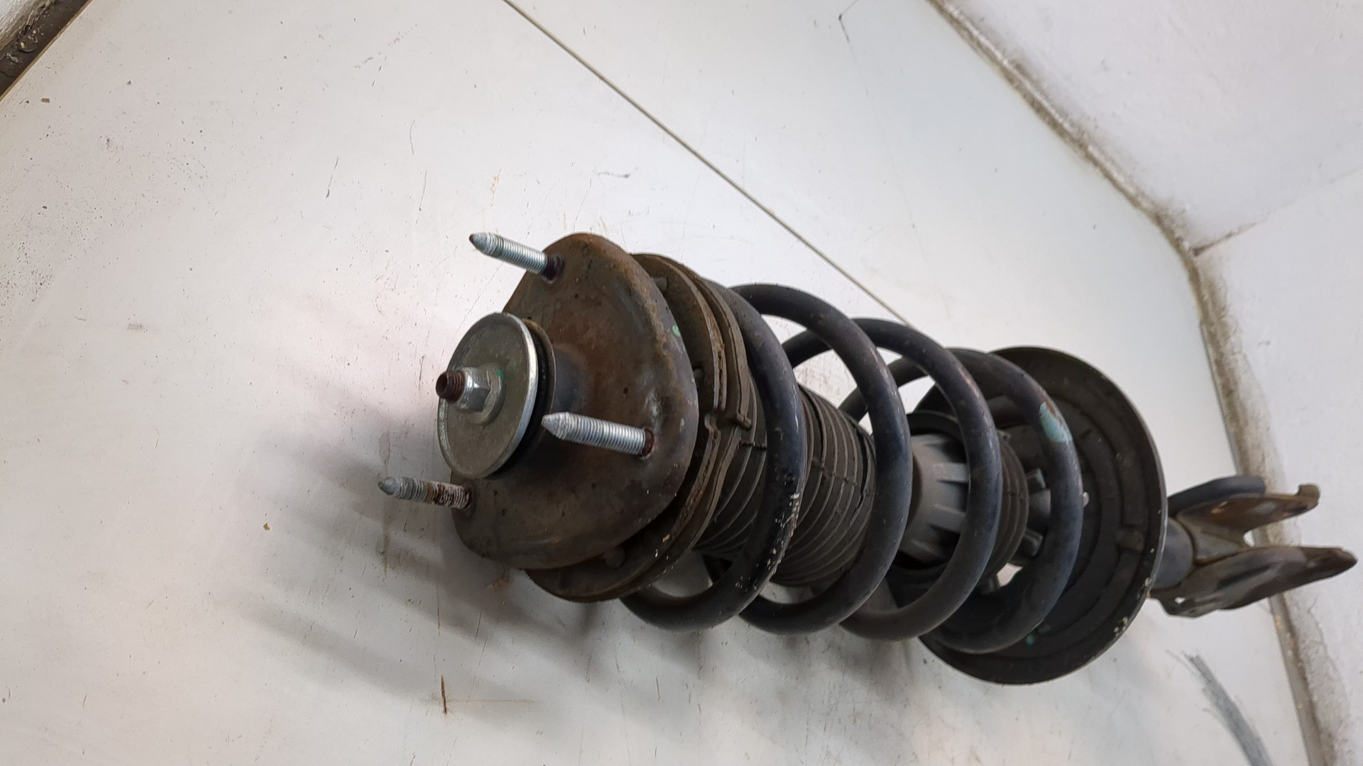 Амортизатор передний правый