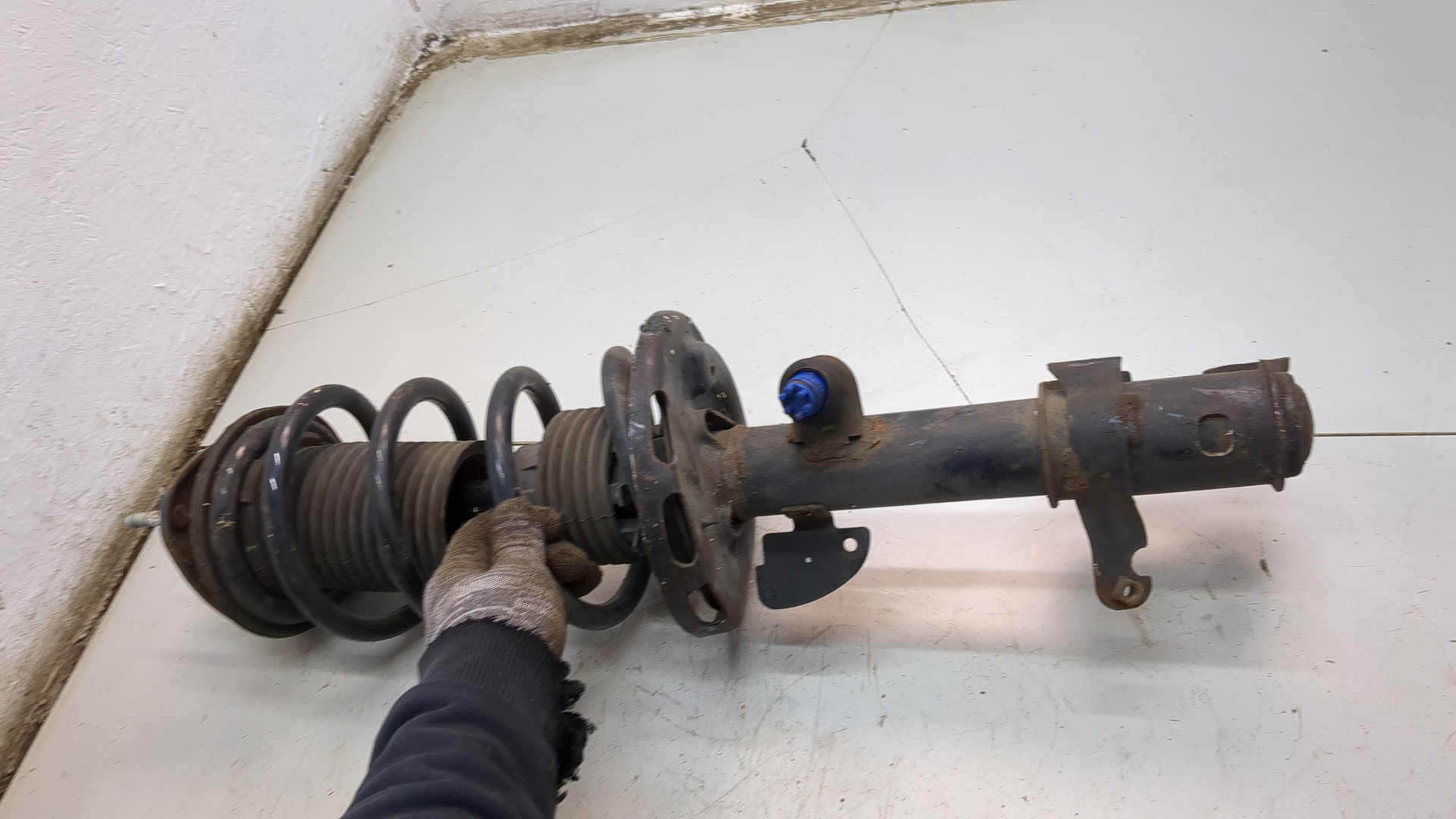 Амортизатор передний правый