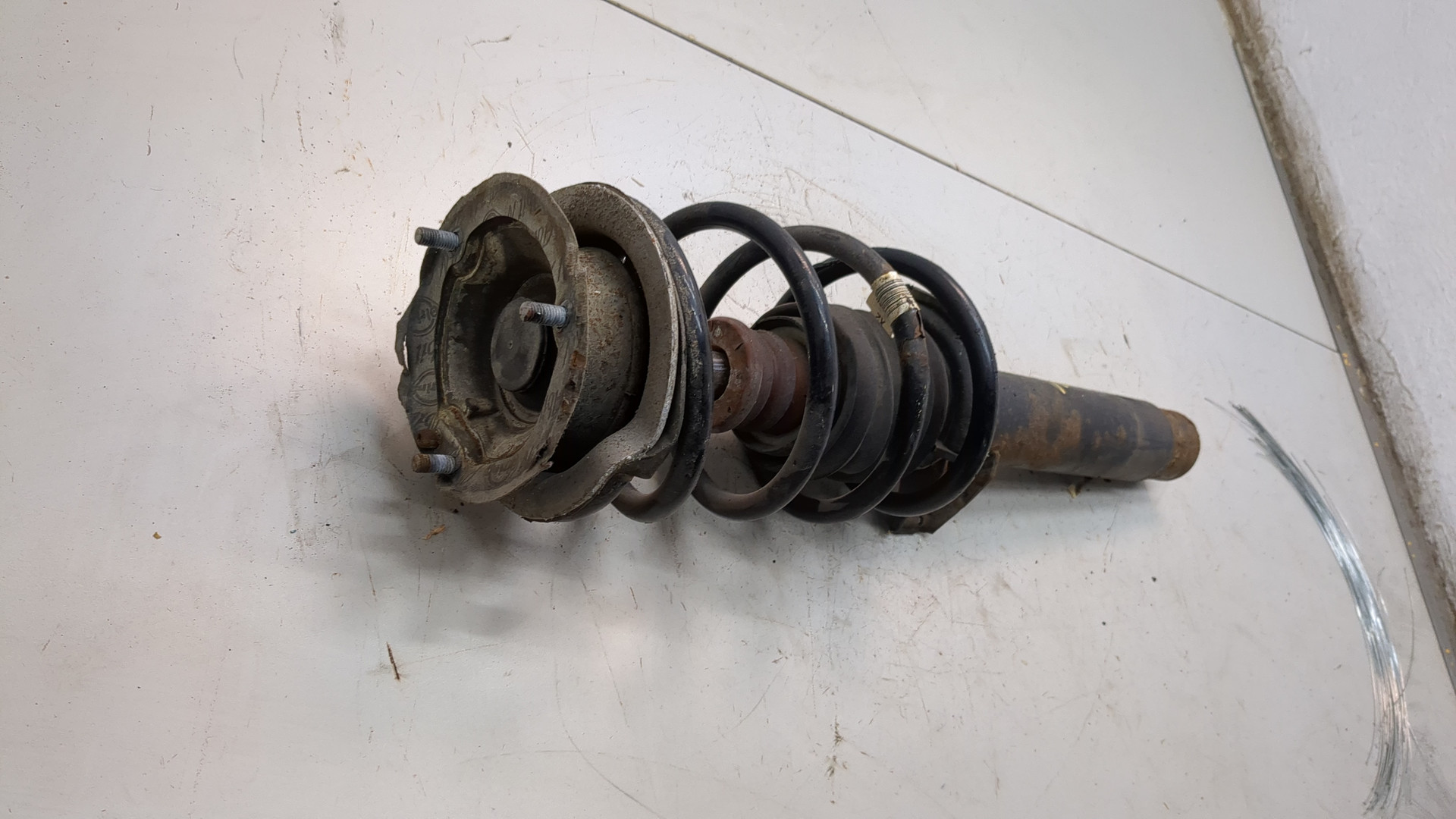 Амортизатор передний правый