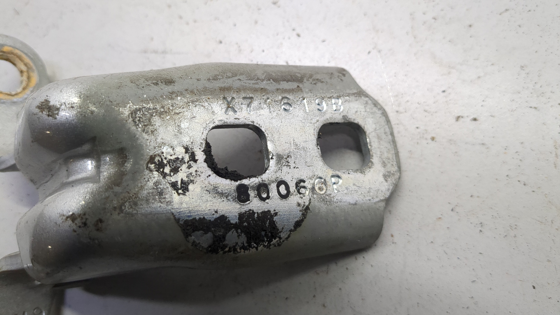 Петля двери