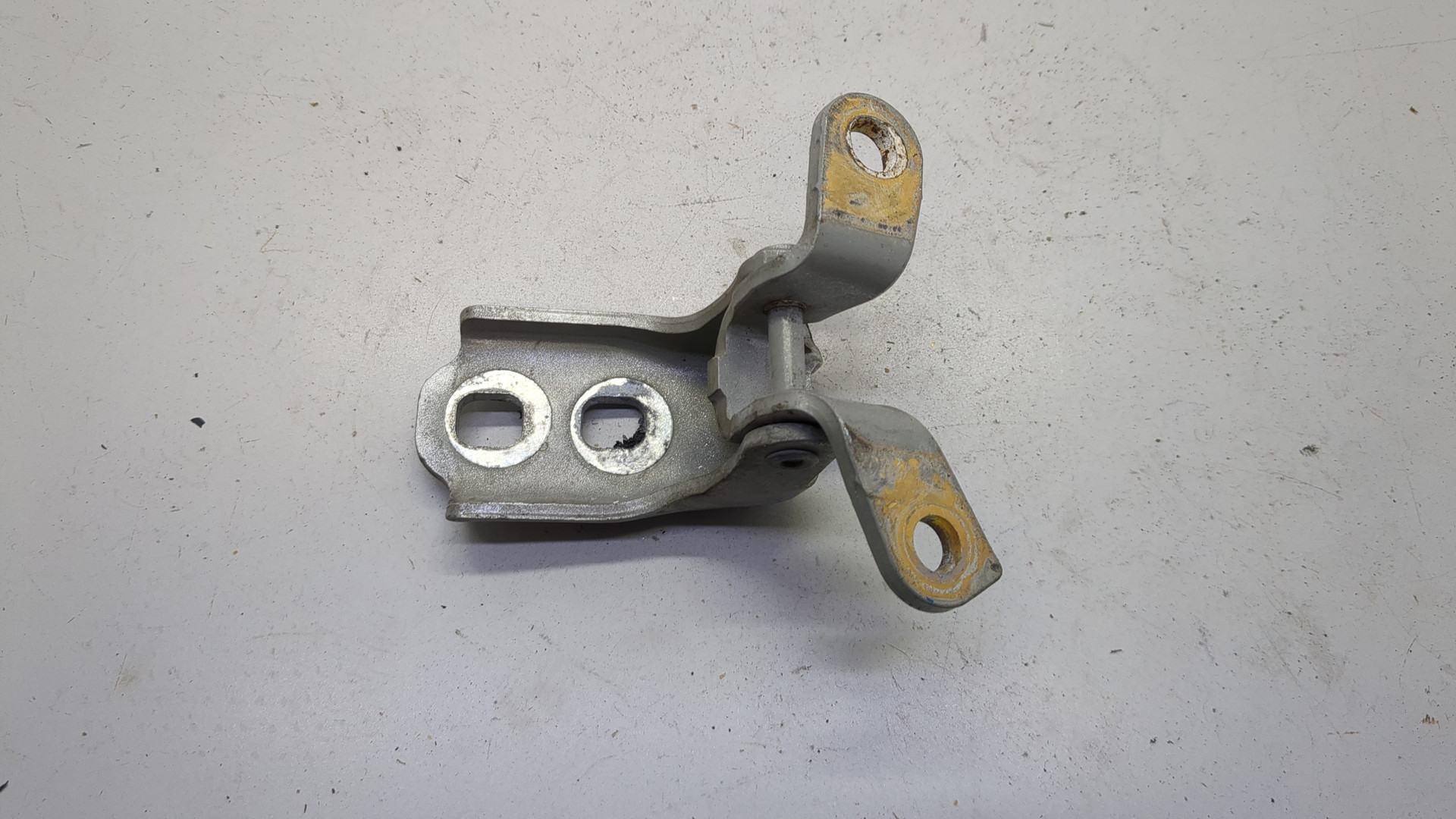 Петля двери