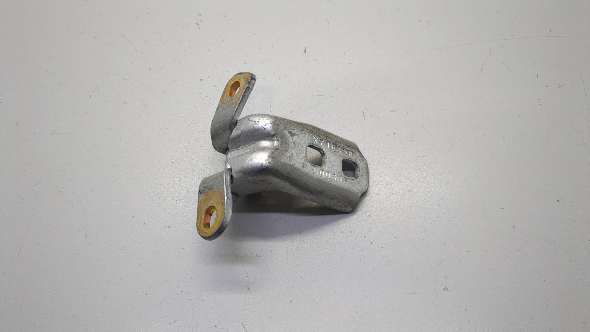 Петля двери