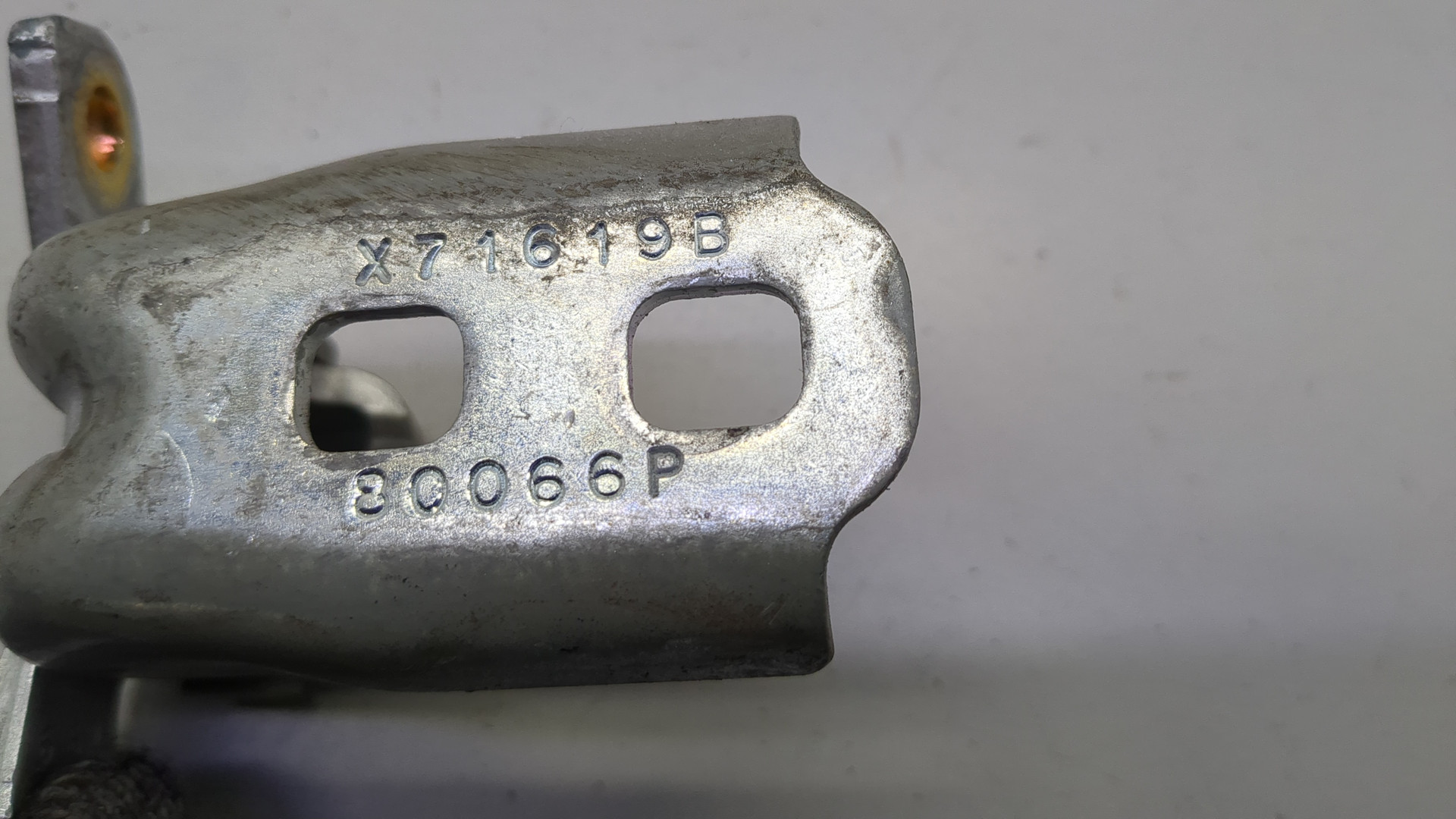 Петля двери