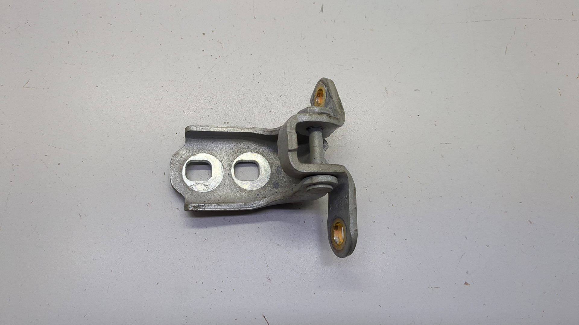 Петля двери