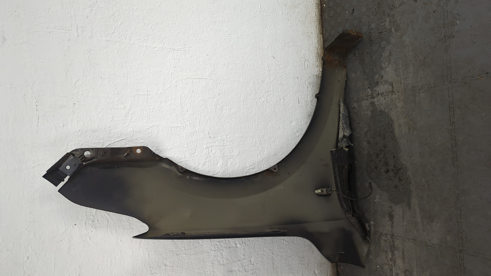 Крыло переднее левое