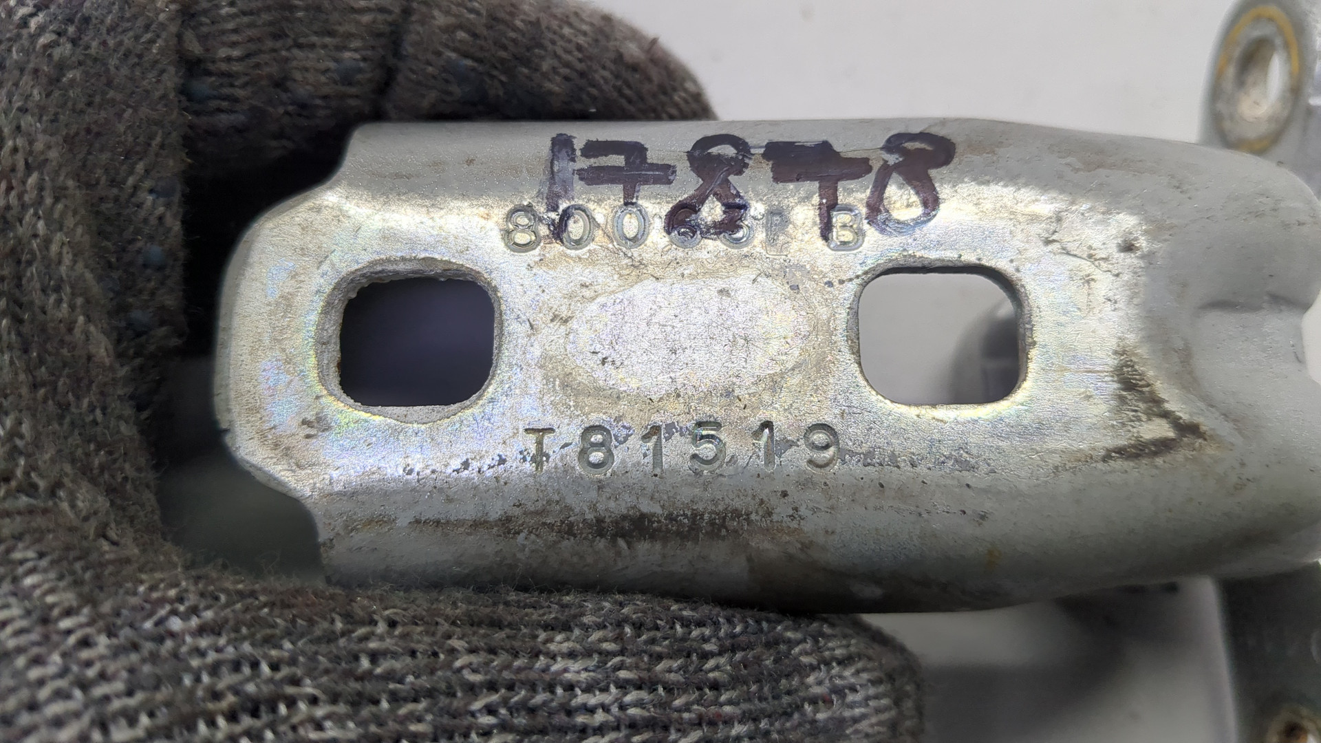 Петля двери