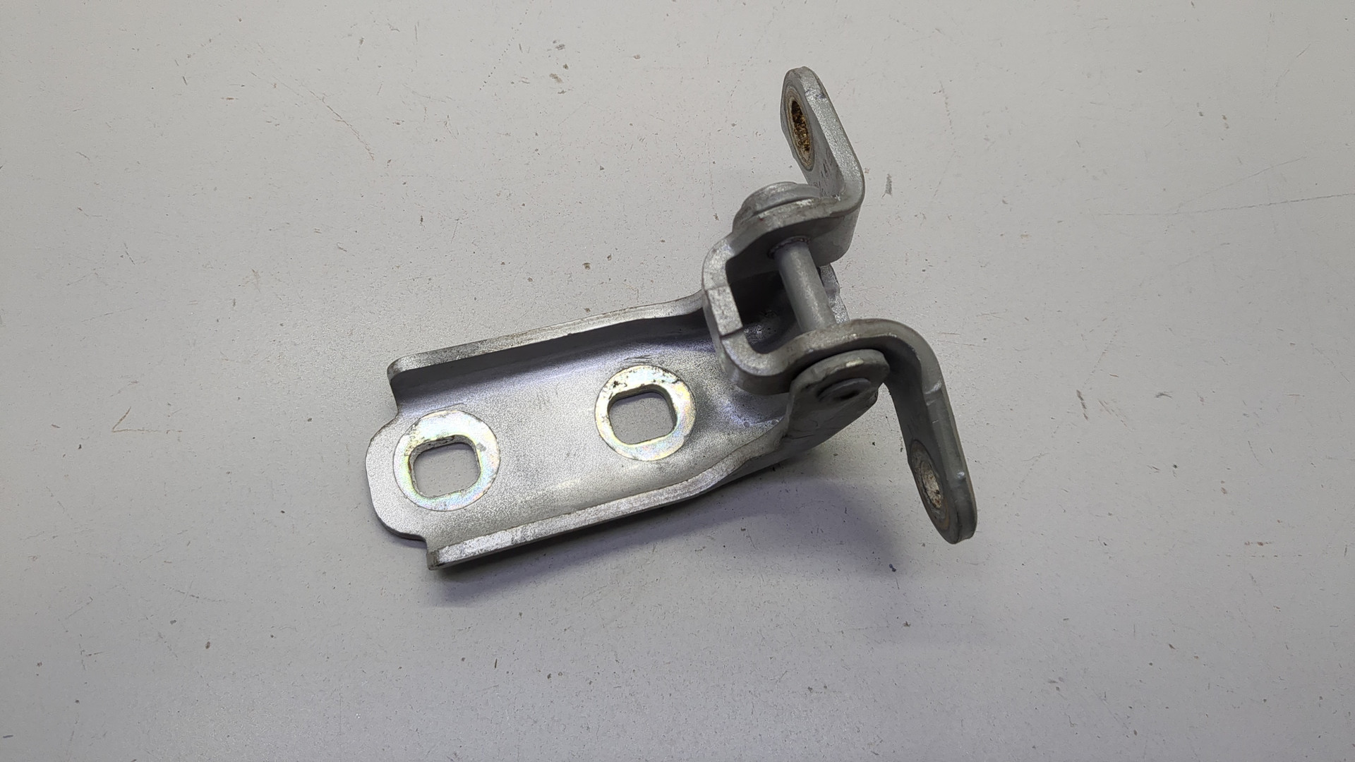 Петля двери