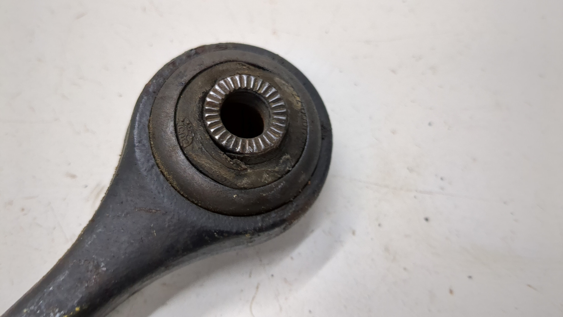 Рычаг передний правый