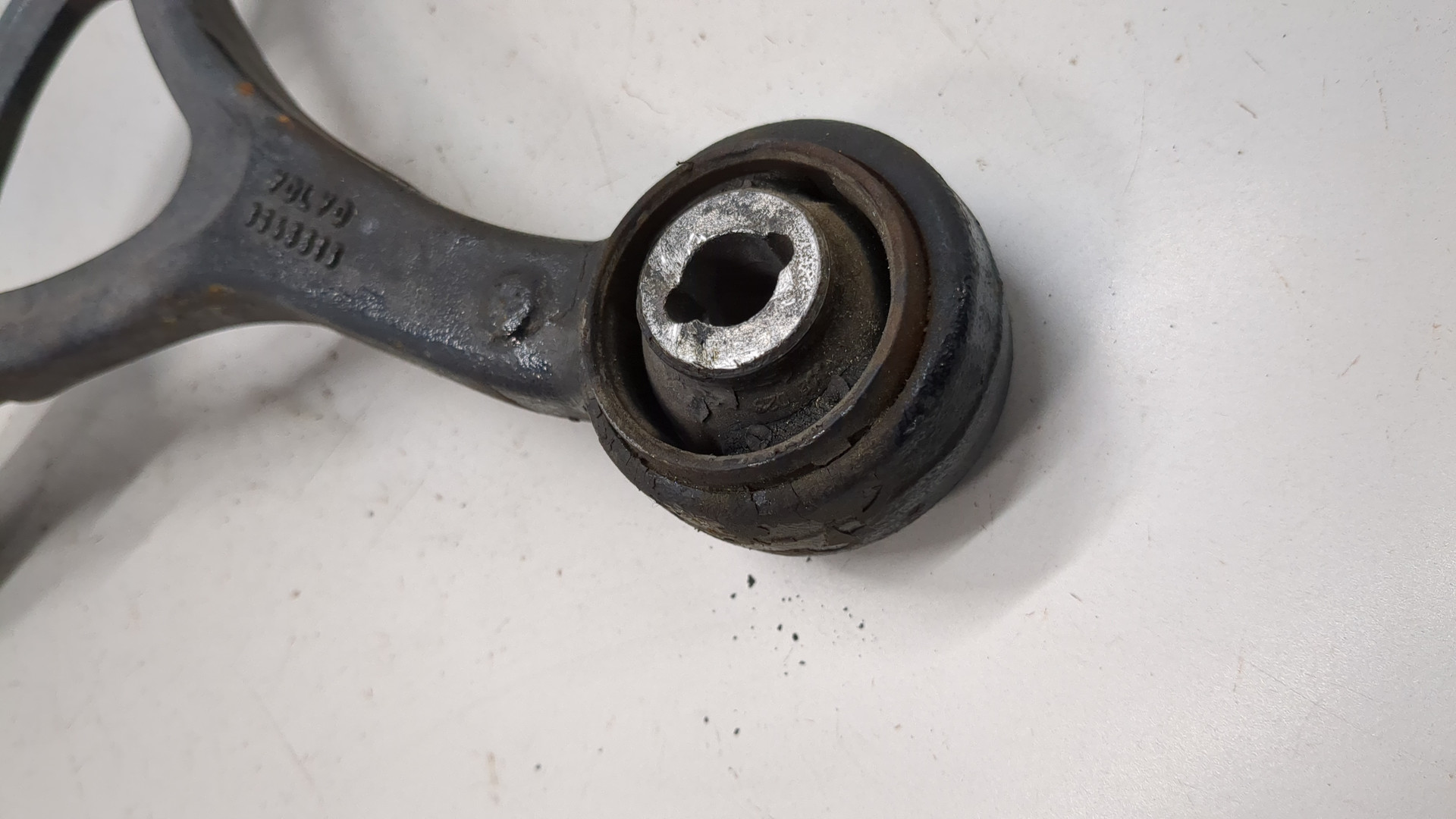 Рычаг передний левый