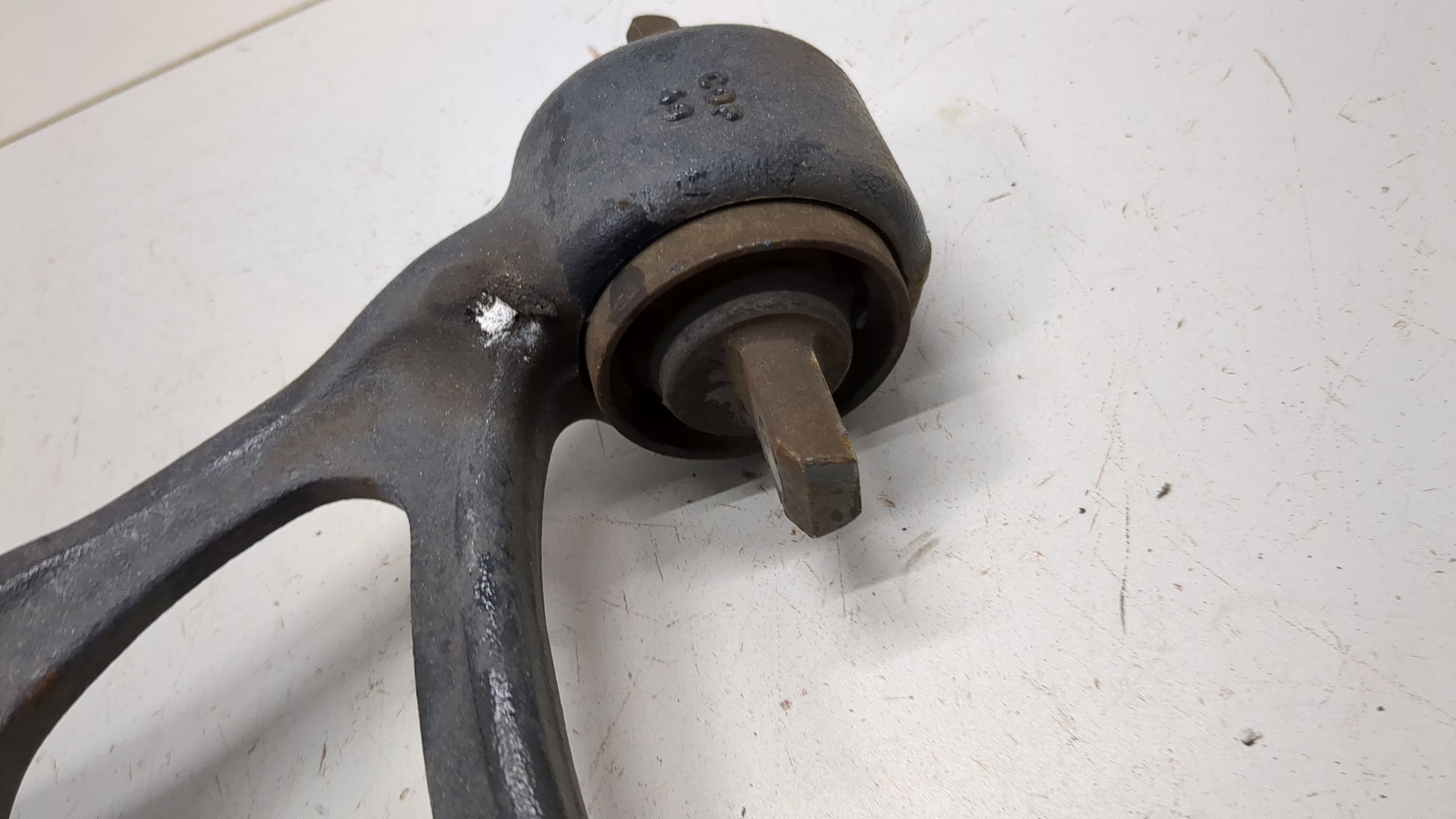 Рычаг передний левый