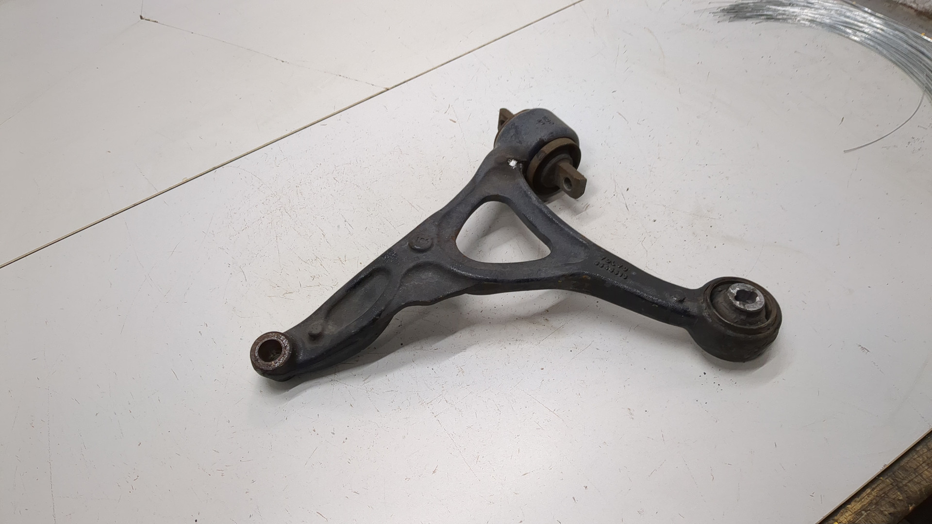Рычаг передний левый