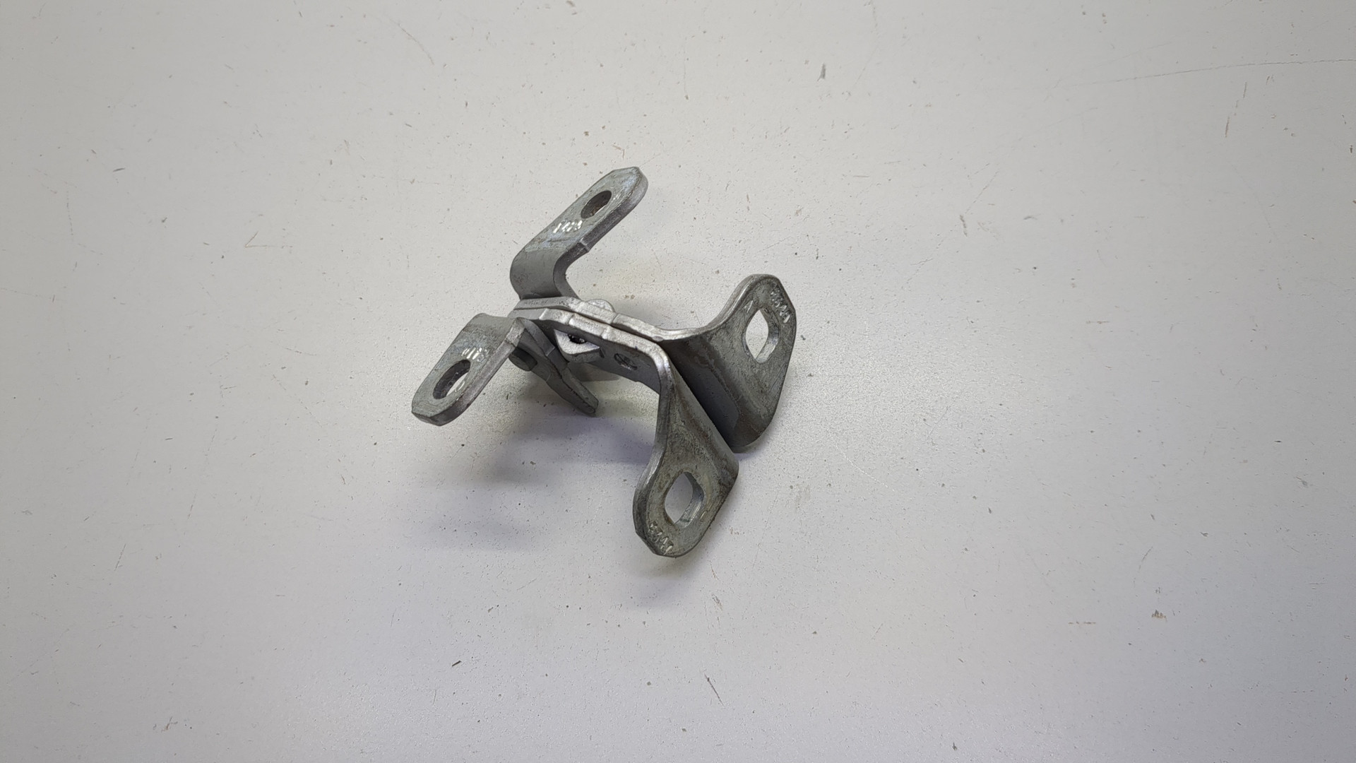 Петля двери