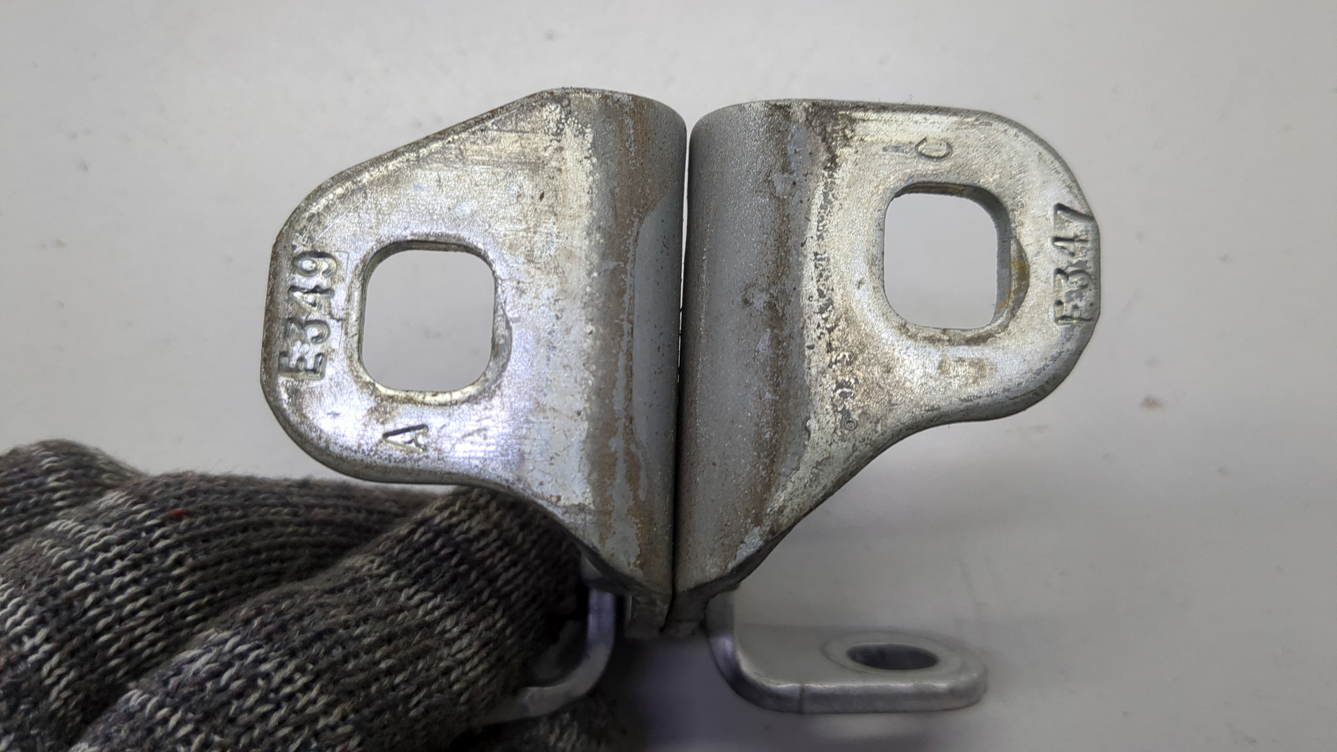 Петля двери