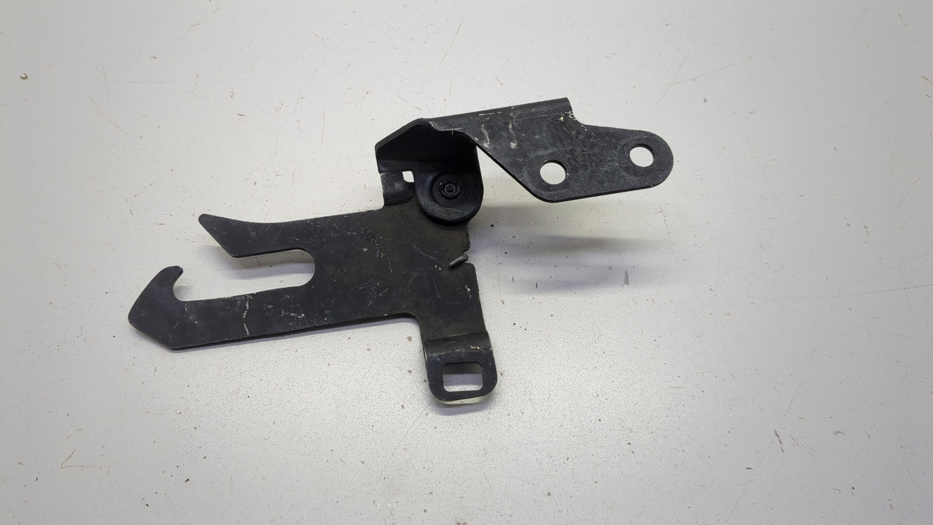 Замок капота