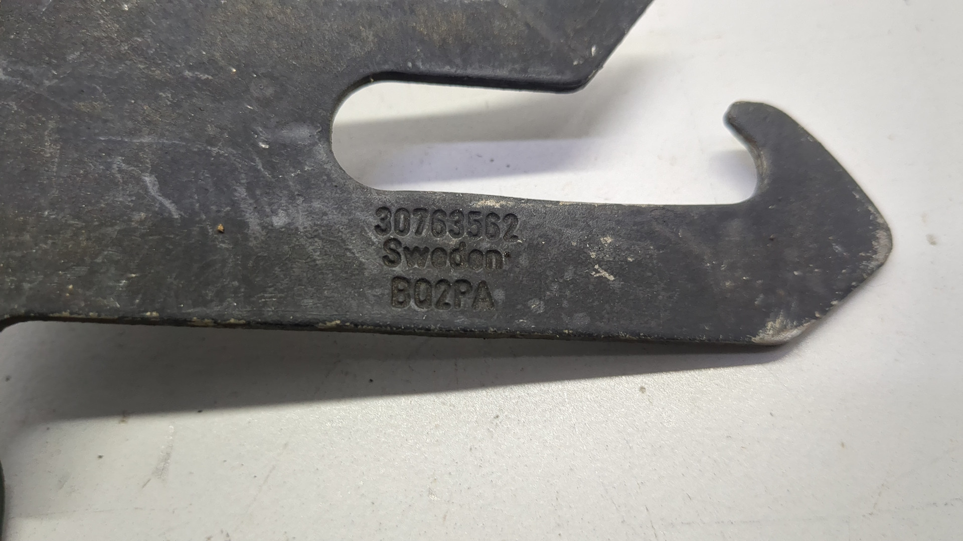 Замок капота