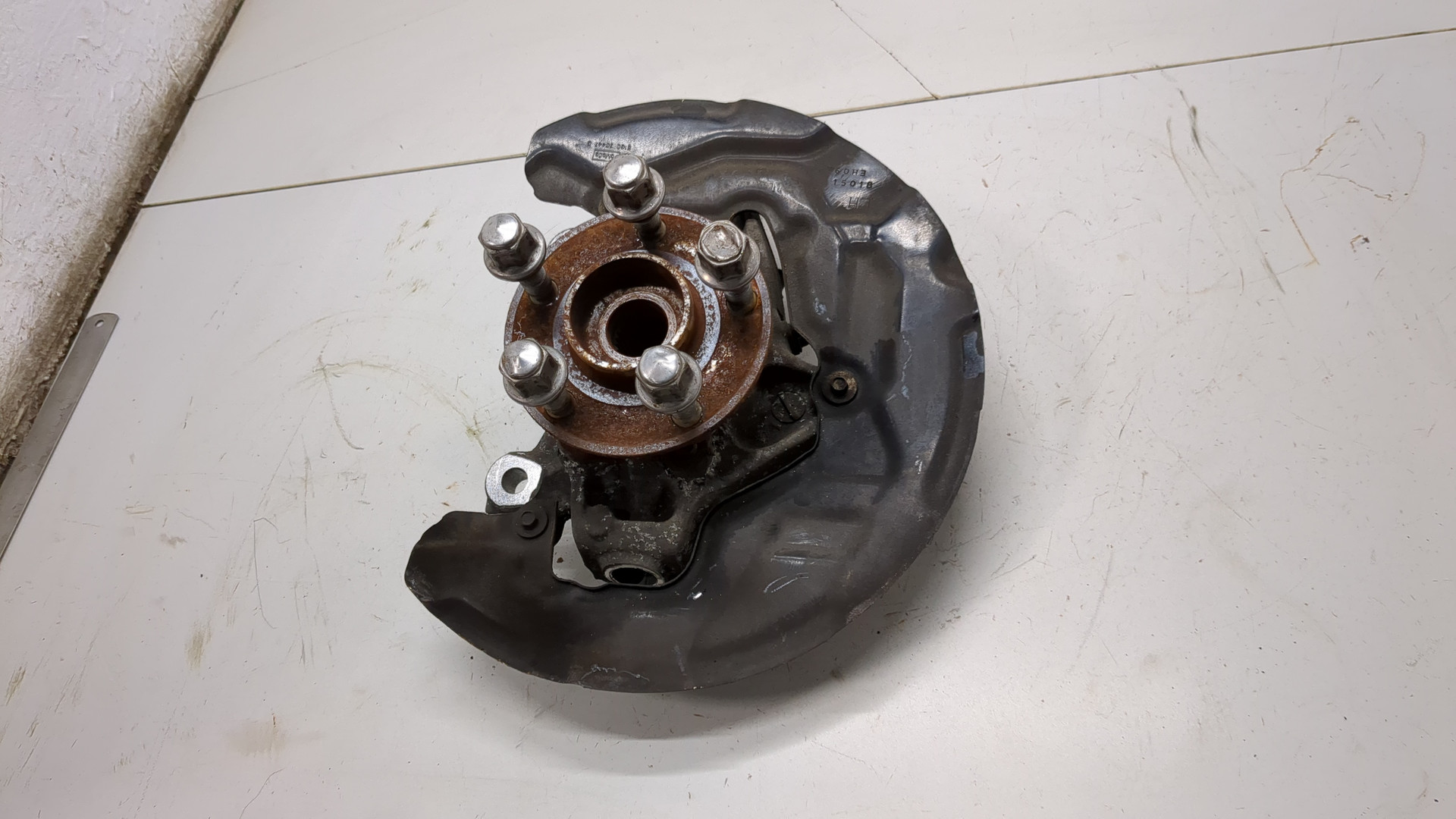 Кулак поворотный передний левый