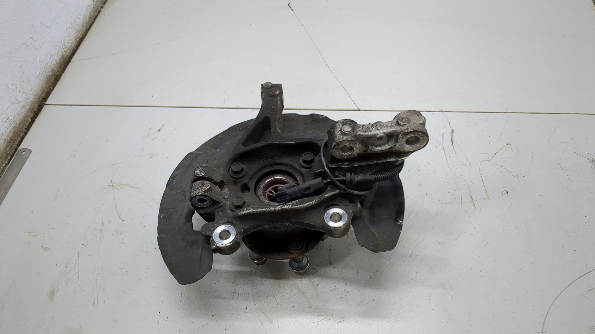 Кулак поворотный передний левый