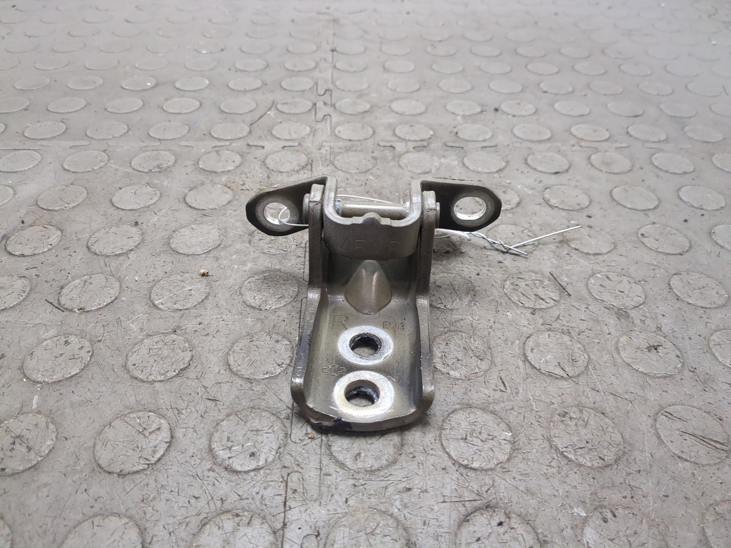 Петля двери