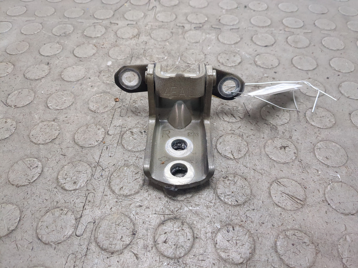 Петля двери