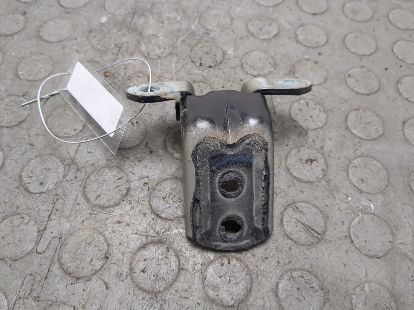 Петля двери