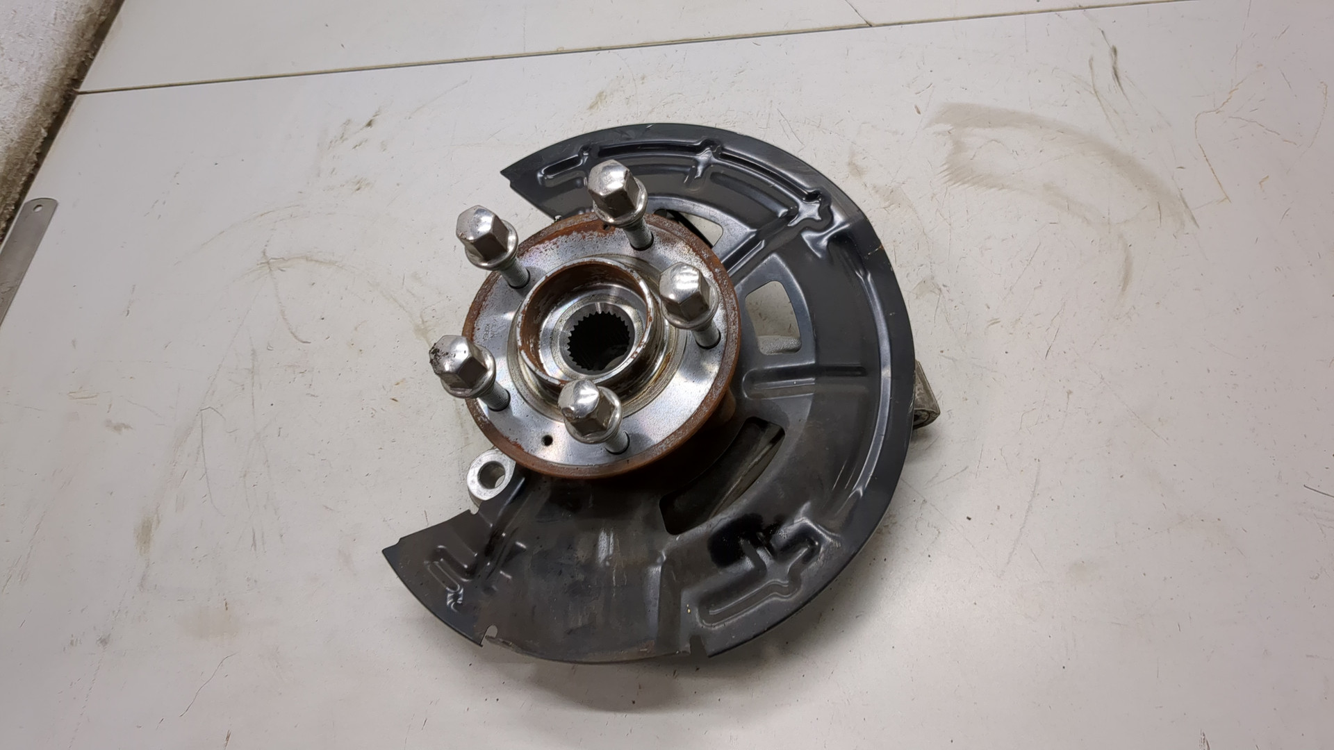 Кулак поворотный передний левый