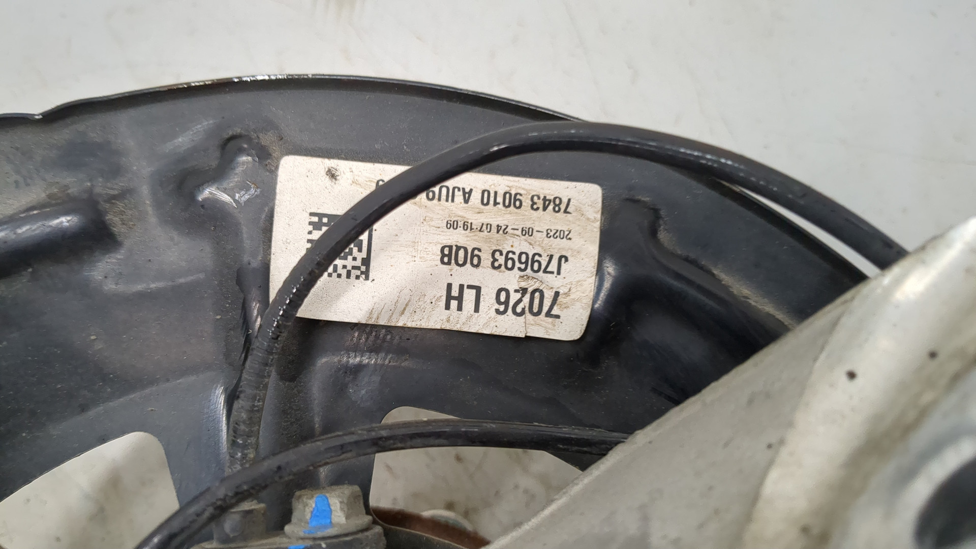 Кулак поворотный передний левый