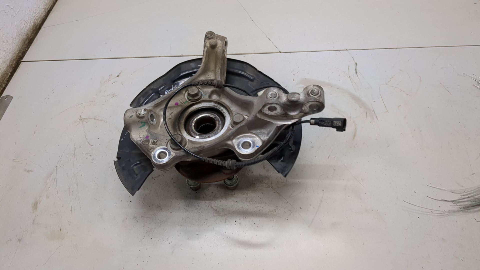 Кулак поворотный передний левый