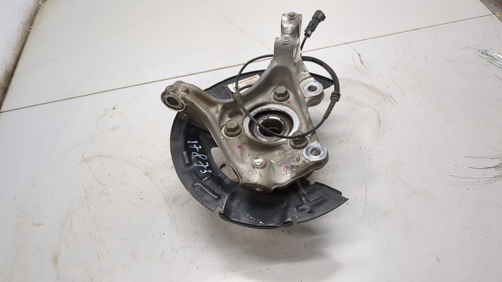 Кулак поворотный передний левый