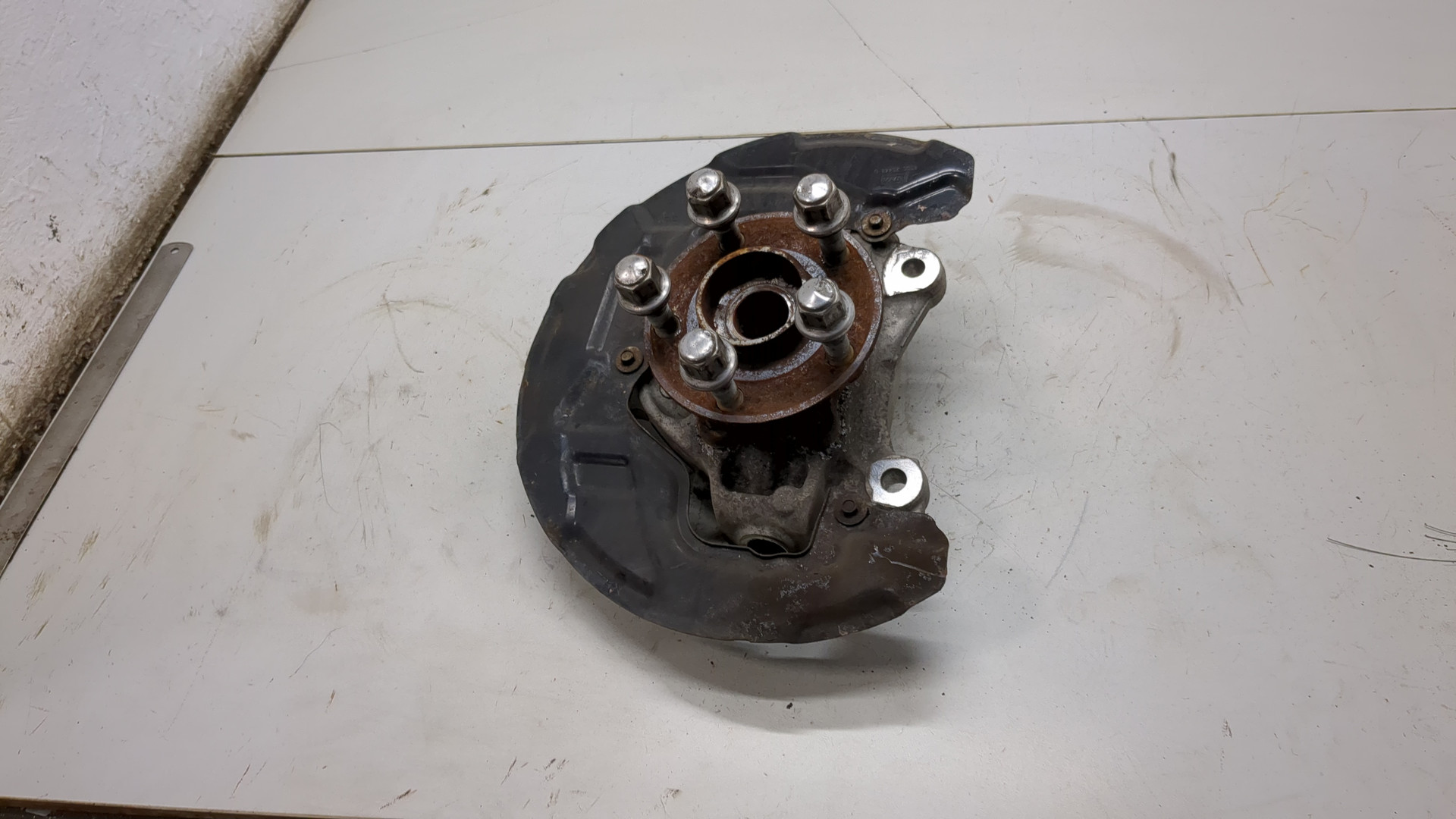 Кулак поворотный передний правый