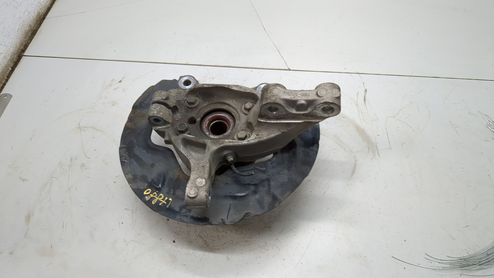 Кулак поворотный передний правый