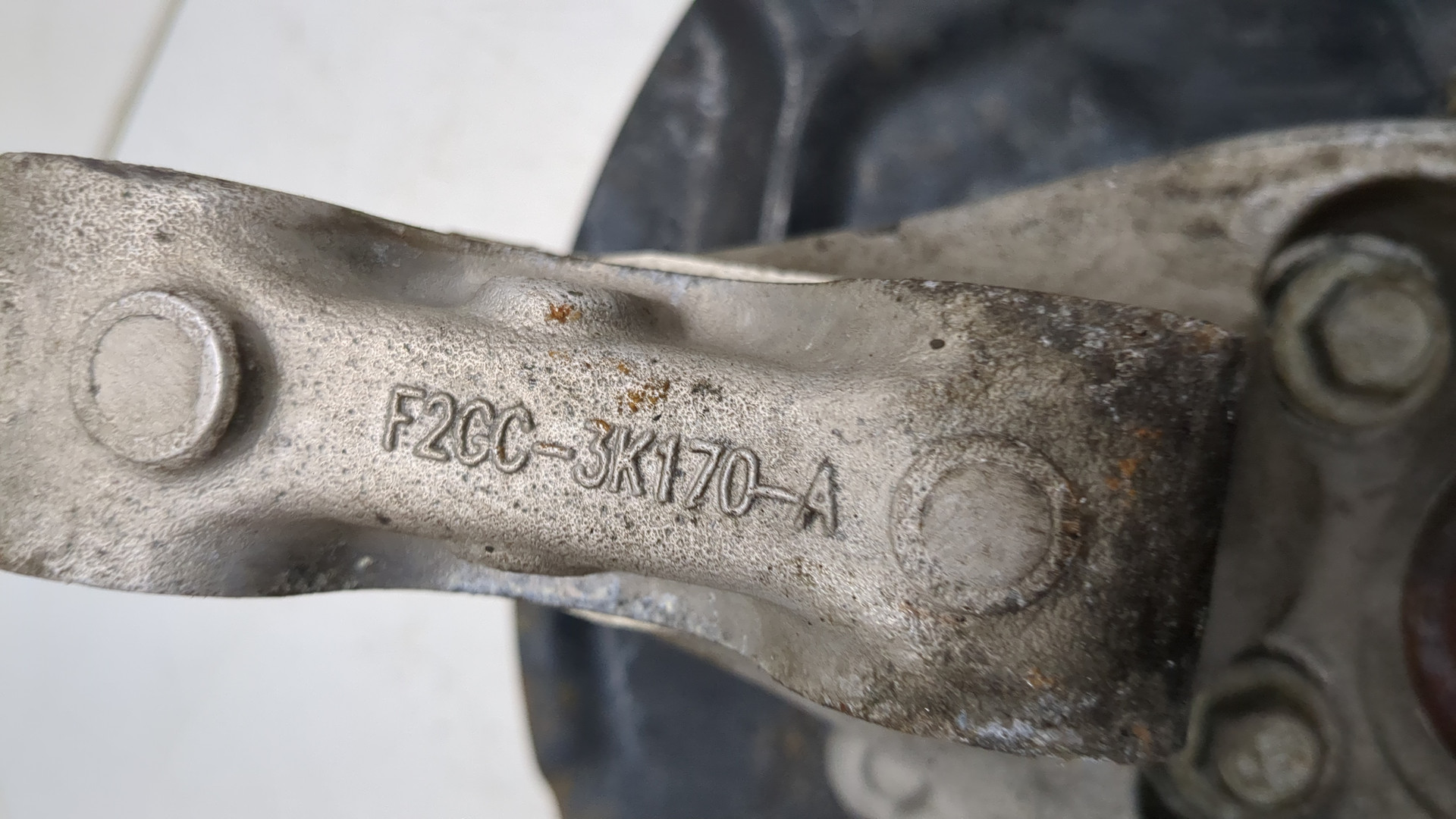 Кулак поворотный передний правый