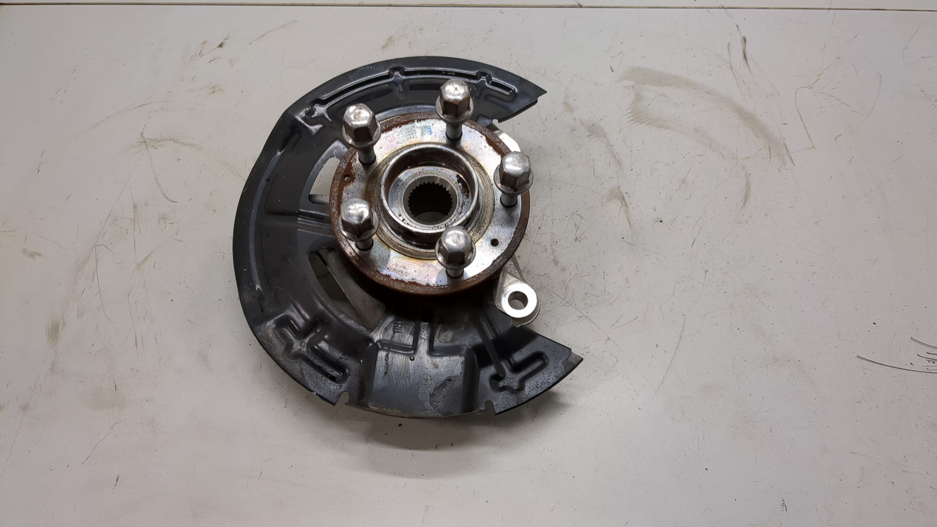 Кулак поворотный передний правый