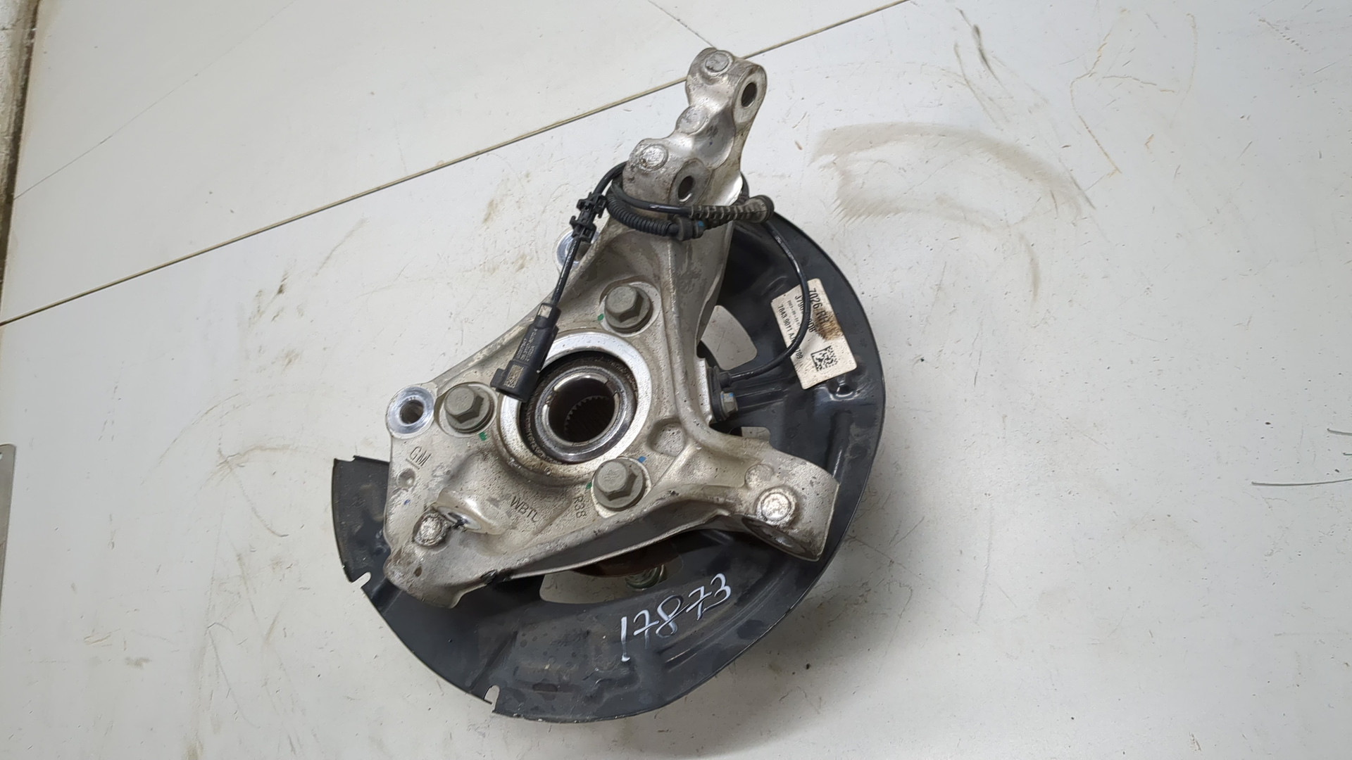 Кулак поворотный передний правый