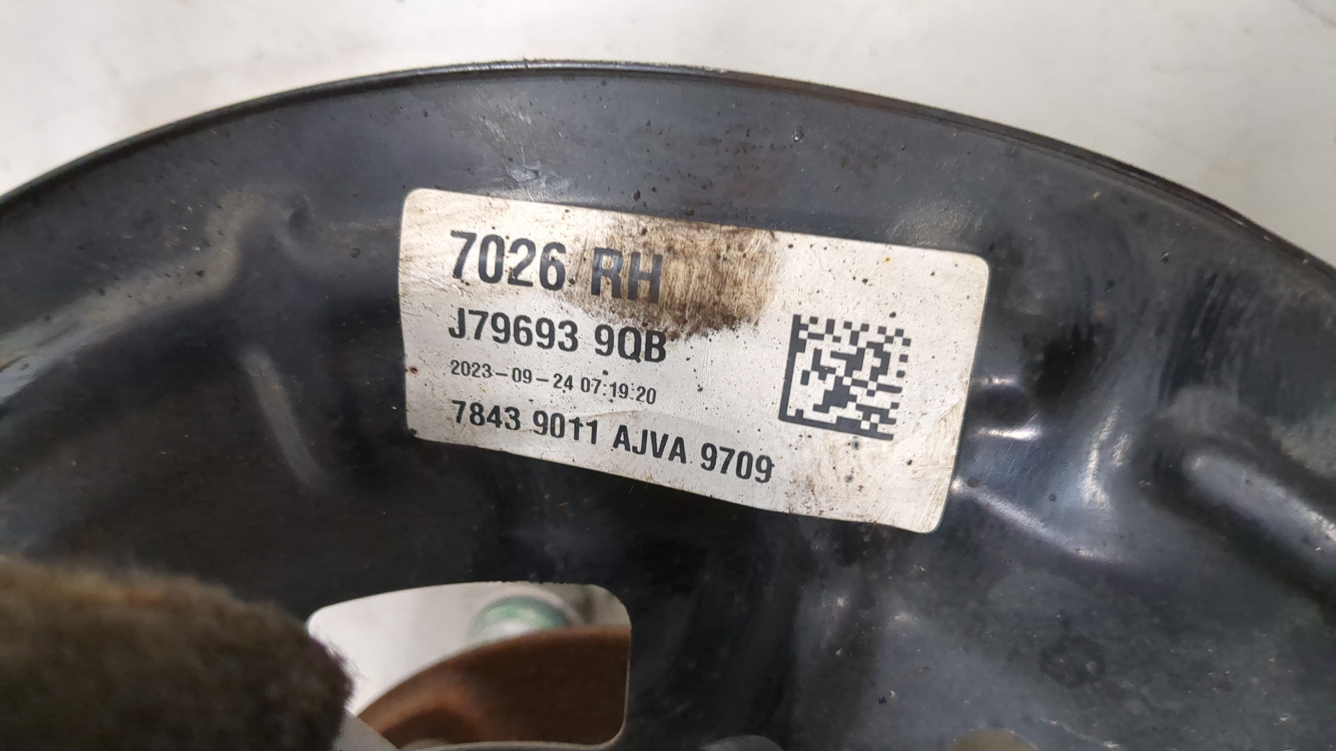 Кулак поворотный передний правый