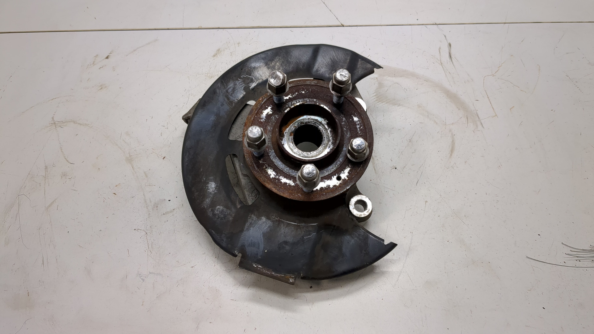 Кулак поворотный передний правый