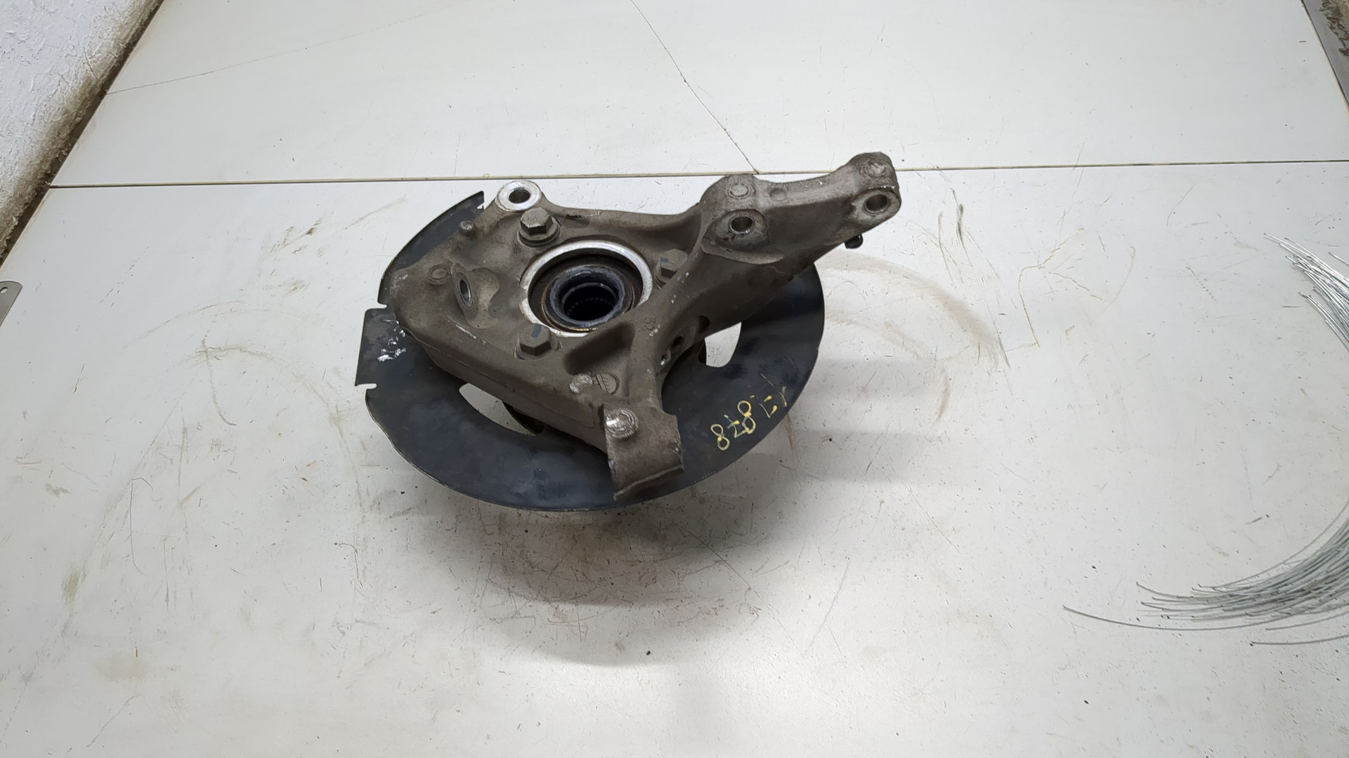 Кулак поворотный передний правый