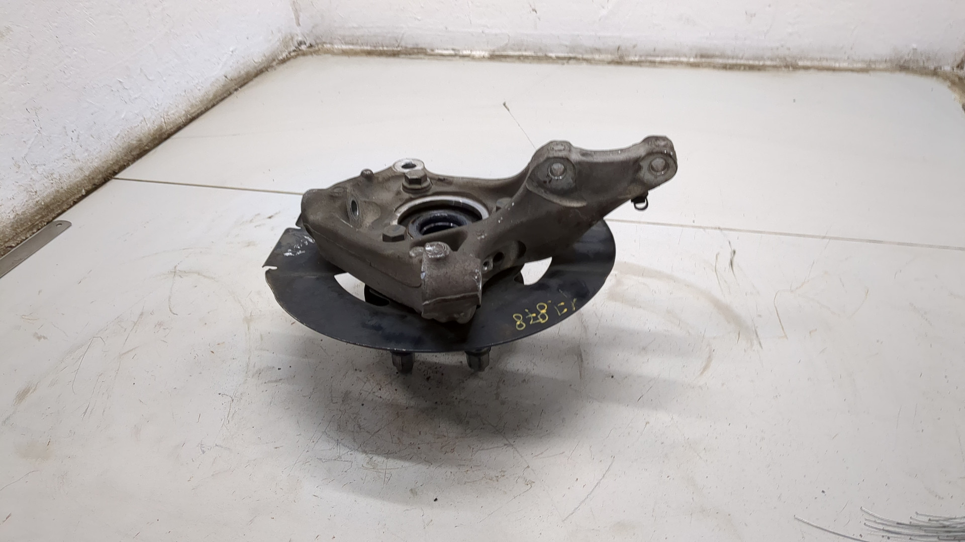 Кулак поворотный передний правый