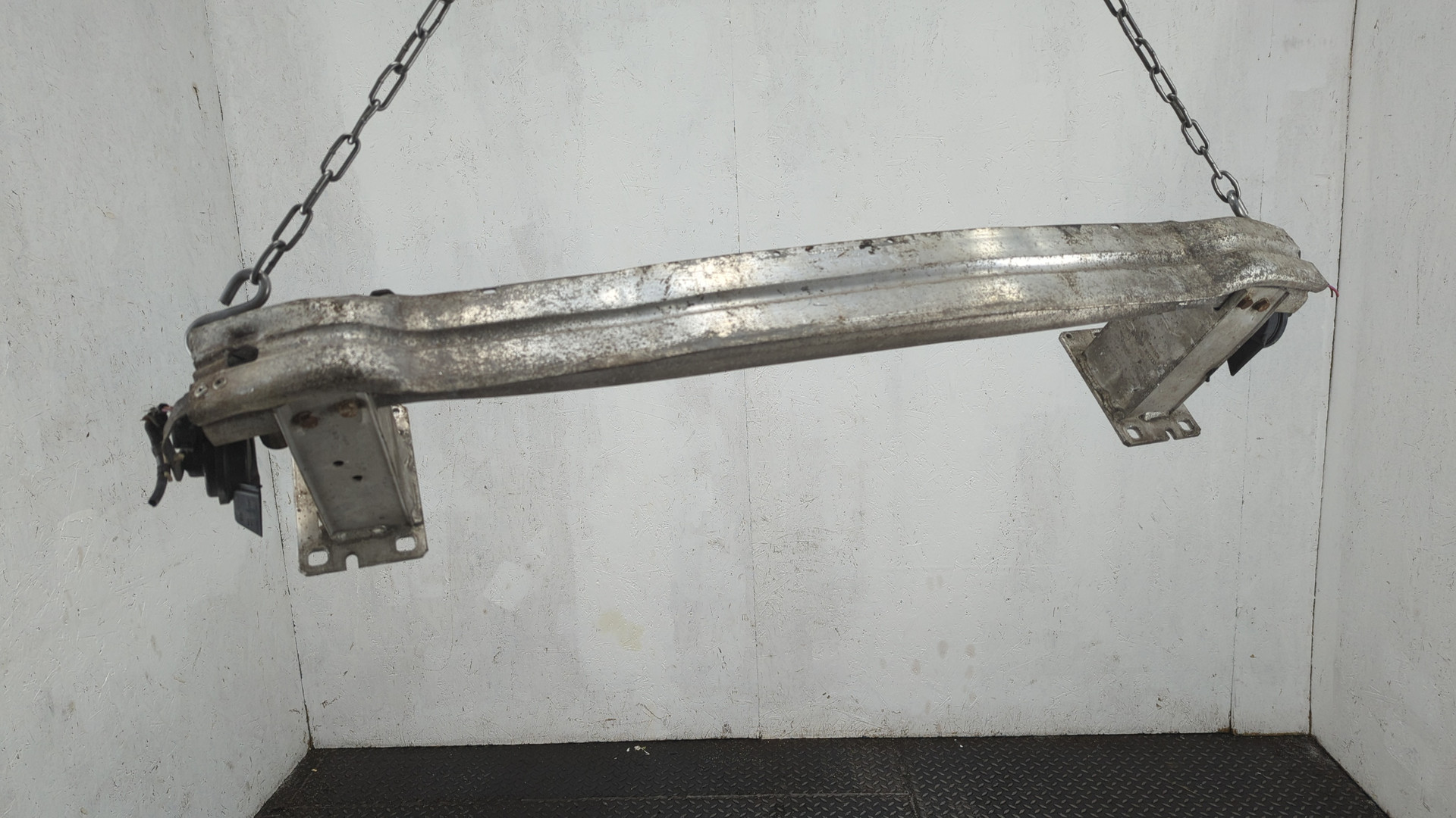 Усилитель переднего бампера