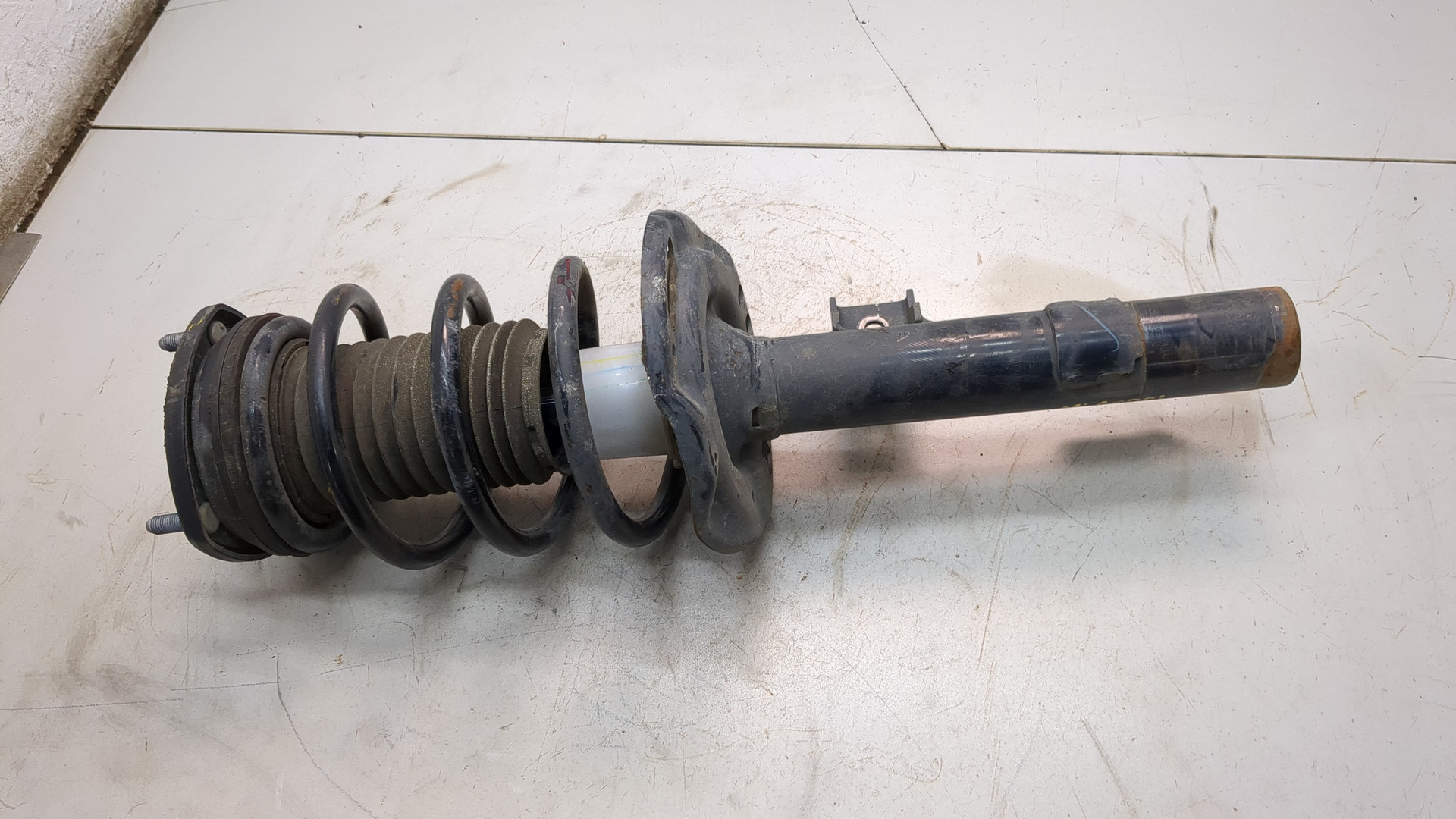 Амортизатор передний левый