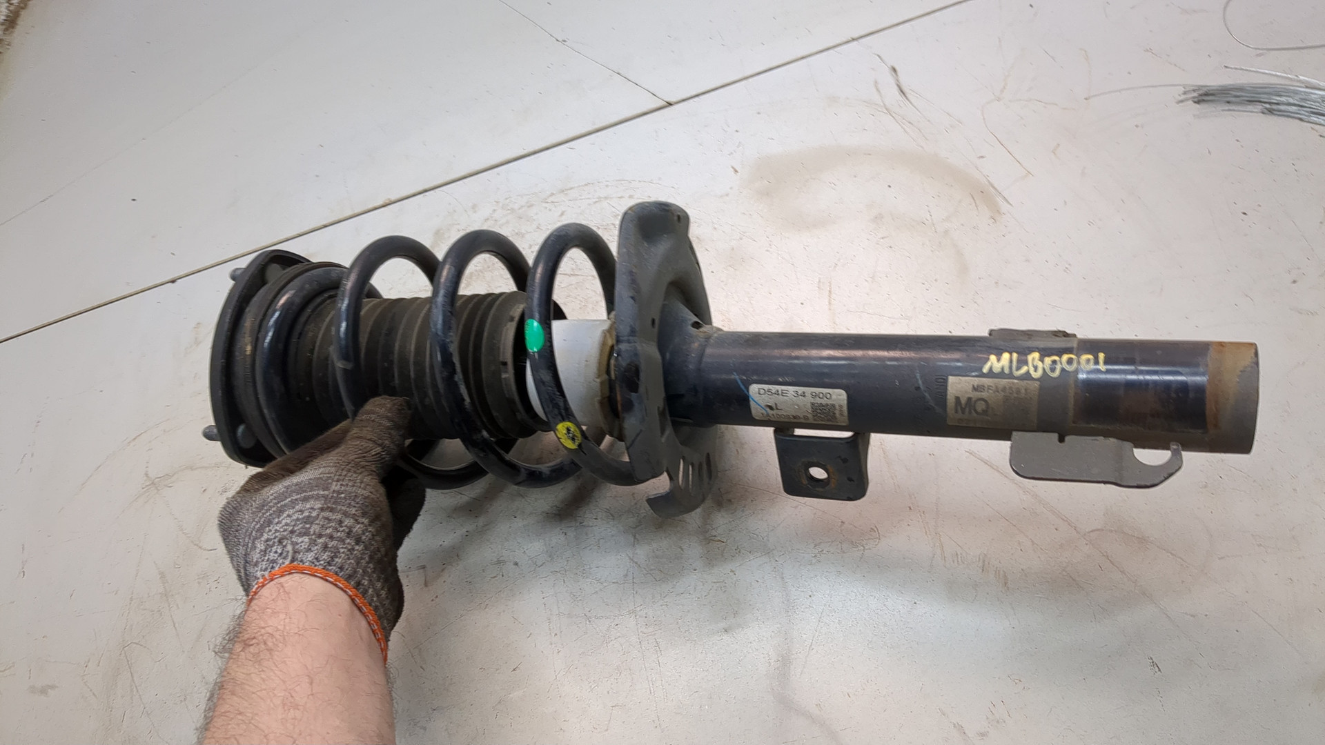 Амортизатор передний левый